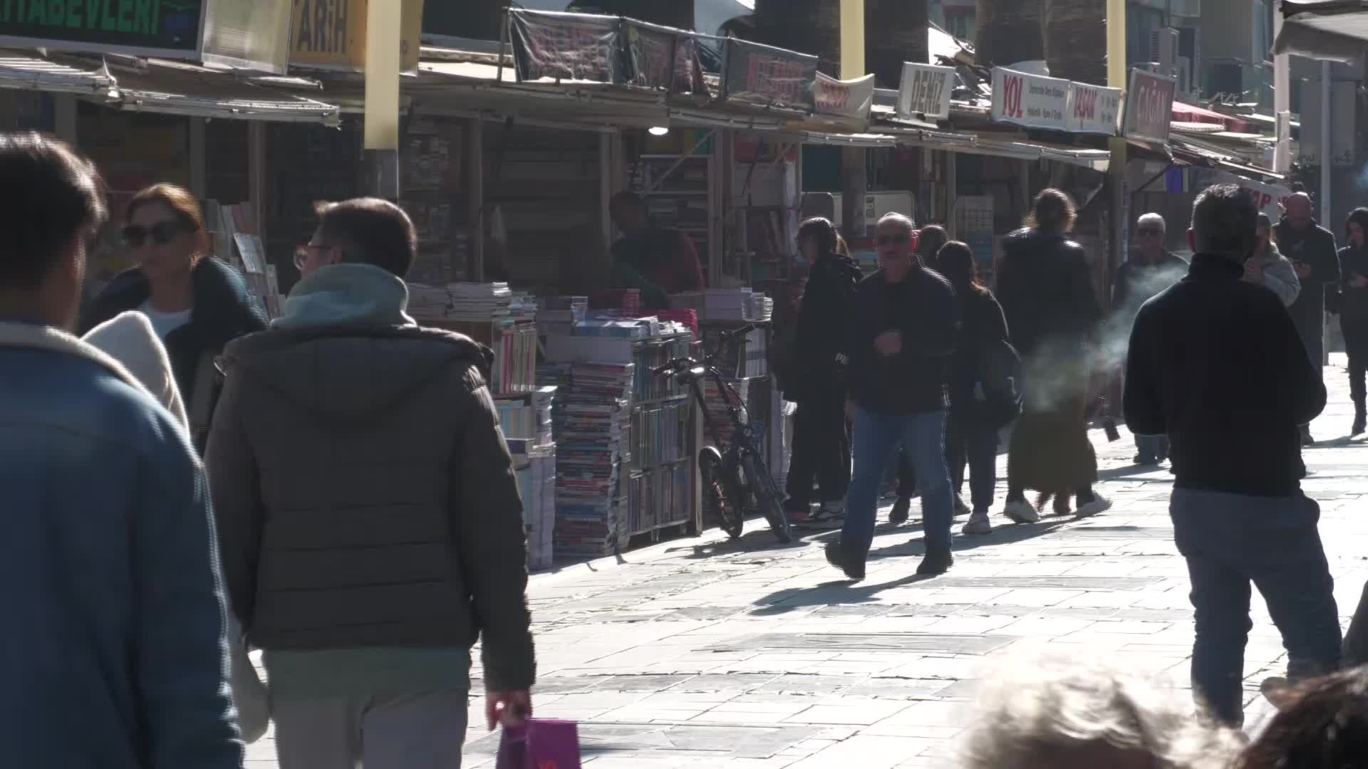 İZMİR SEVGİ YOLU ESNAFI: "EKONOMİK KRİZ NEDENİYLE KİTAPLAR ÇOK PAHALI, SATIŞLARIMIZ YÜZDE 70-80 DÜŞTÜ. HER ŞEYE ZAM YAPIYORSUN KİTABA YAPMA HİÇ OLMAZSA"