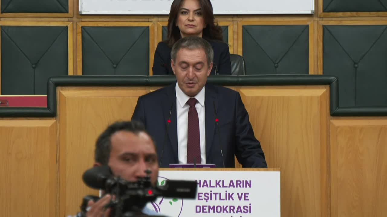DEM PARTİ EŞ GENEL BAŞKANI TUNCER BAKIRHAN, DÜNYA ANADİL GÜNÜ NEDENİYLE GRUP TOPLANTISINI KÜRTÇE YAPTI