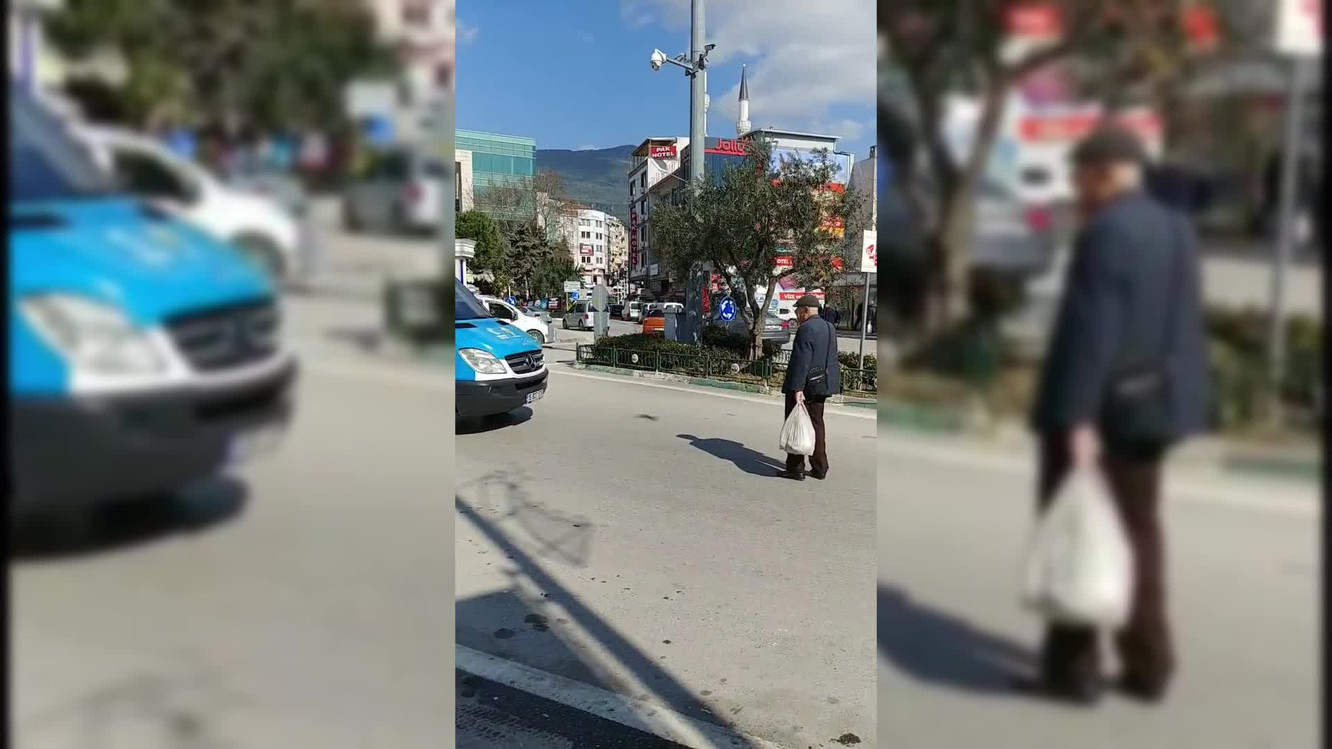 AKP'NİN SEÇİM ARACININ ÖNÜNDE PAHALILIĞA İSYAN ETTİ:  "ŞURAYA BAK ŞURAYA! 200 LİRA BURASI"