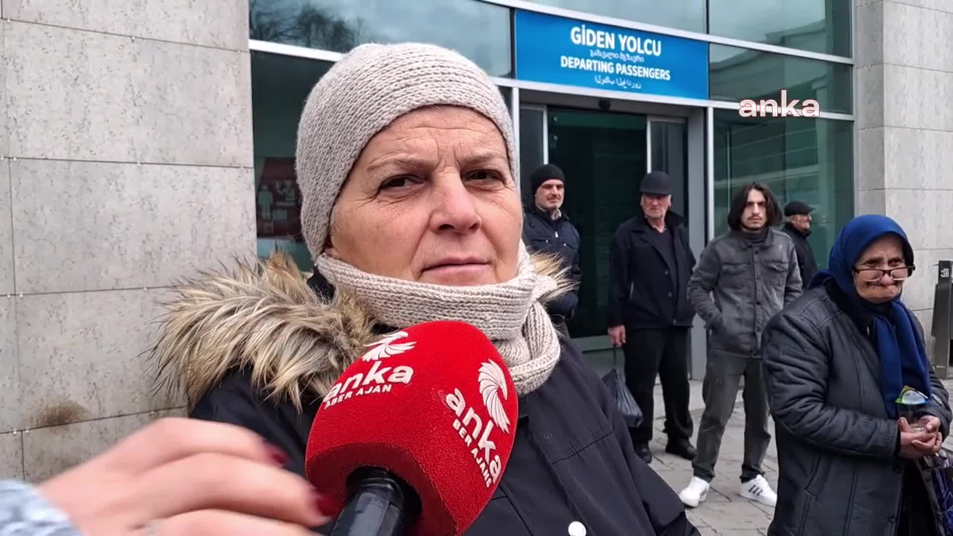 ALIŞVERİŞ İÇİN KEMALPAŞA'YA GELEN GÜRCÜ VATANDAŞ: "TÜRKİYE'DE FİYATLAR ÇOK İYİ. NE İHTİYAÇ VARSA TÜRKİYE'YE GELİP ALIYORUM"