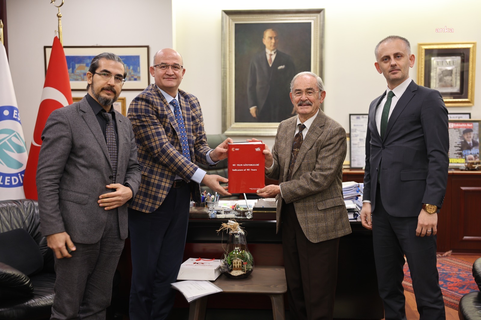 ‘100 YILIN GÖSTERGELERİ’ YILMAZ BÜYÜKERŞEN’E TAKDİM EDİLDİ