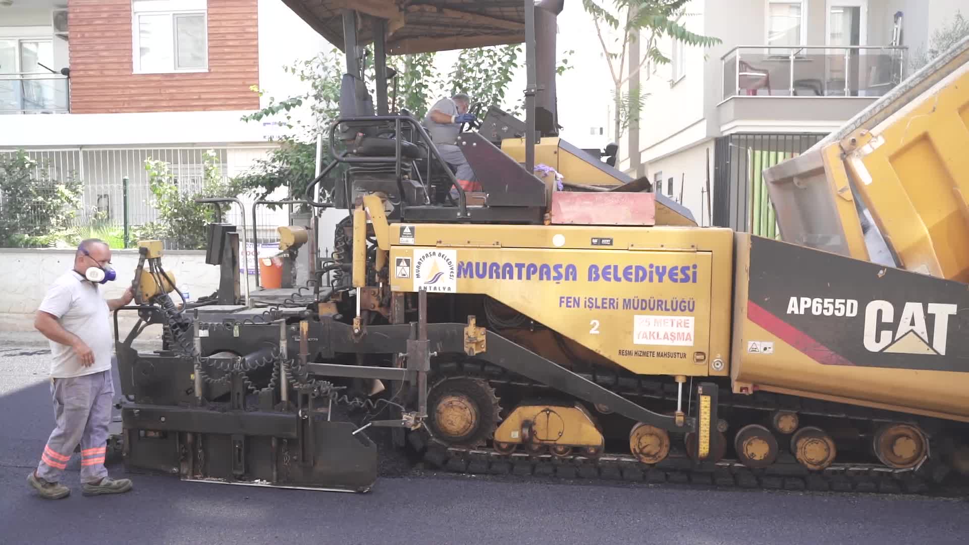 MURATPAŞA BELEDİYE BAŞKANI UYSAL, METREYLE ASFALTIN KALINLIĞINI ÖLÇTÜ
