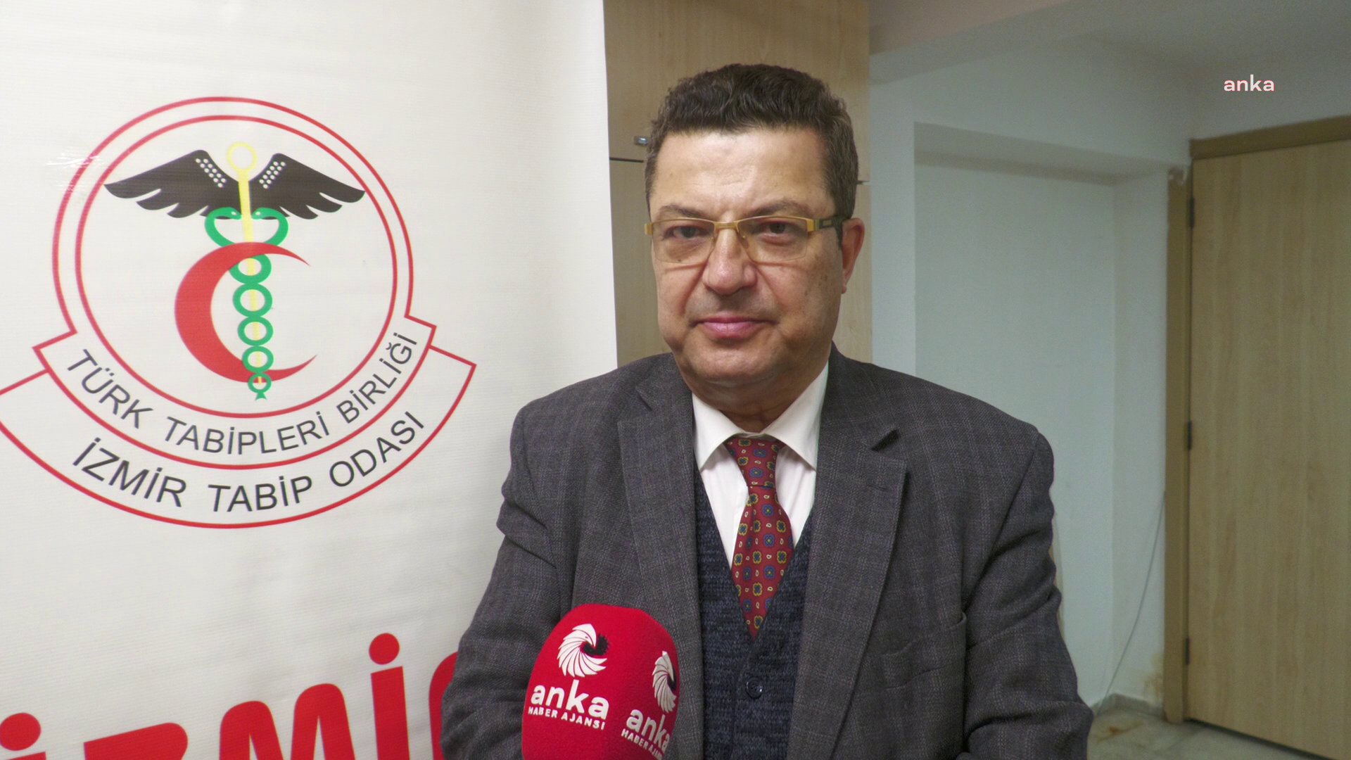 İZMİR TABİP ODASI BAŞKANI PROF. DR. SÜLEYMAN KAYNAK:  EN ÜST DÜZEYDEN  VERİLECEK CEZALAR SAĞLIKTA ŞİDDETE KARŞI CAYDIRICI OLACAKTIR