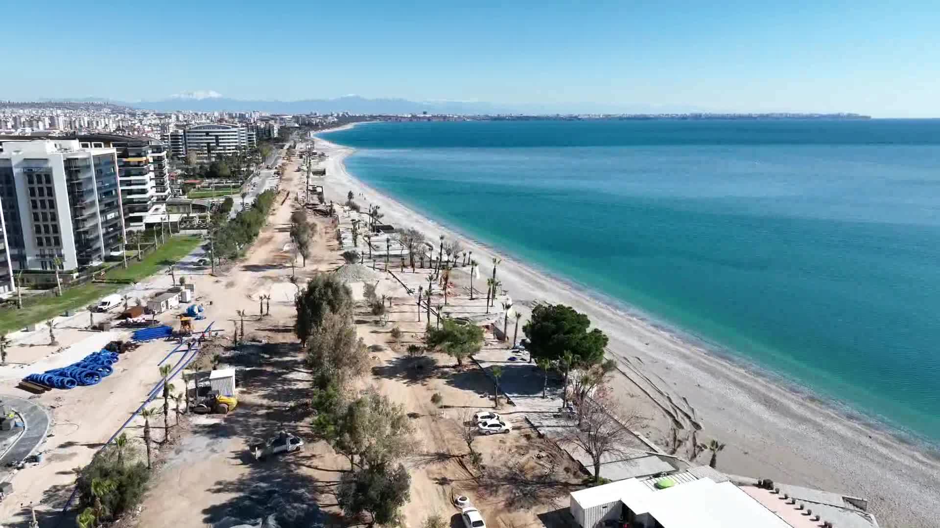 ANTALYA BÜYÜKŞEHİR BELEDİYESİ'NİN KONYAALTI SAHİLİ ÇEVRE DÜZENLEME PROJESİ'NDE ÇALIŞMALAR SÜRÜYOR