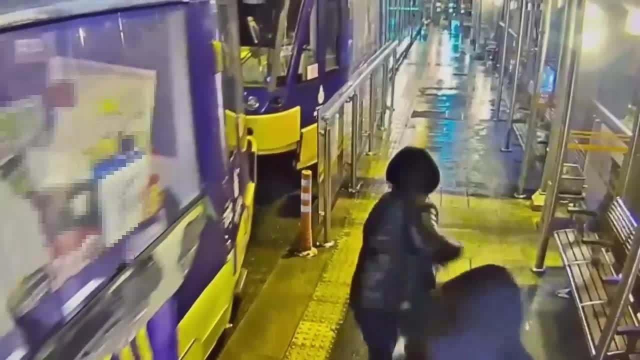 ÇEMBERLİTAŞ TRAMVAY DURAĞINDA BEKLEYEN KADININ CEP TELEFONUNU KAPIP KAÇAN ŞÜPHELİ ADLİ KONTROL ŞARTIYLA SERBEST BIRAKILDI