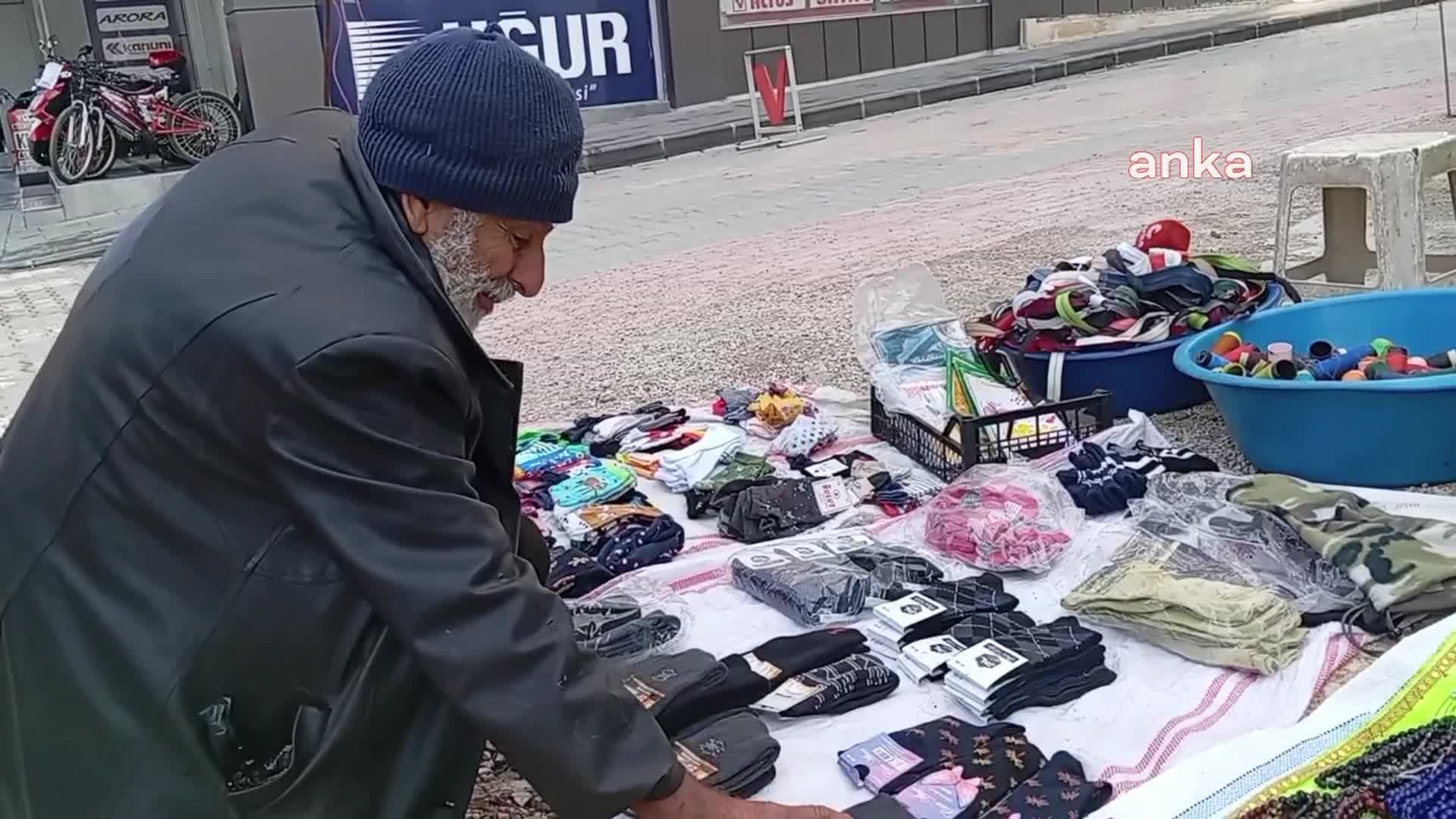 KADİRLİLİ SEYYAR TUHAFİYECİ: "AYAĞINDA ÇORAP YOK, 10 LİRALIK ÇORABA PAHALI DİYOR, '5 LİRAYA VER' DİYOR"