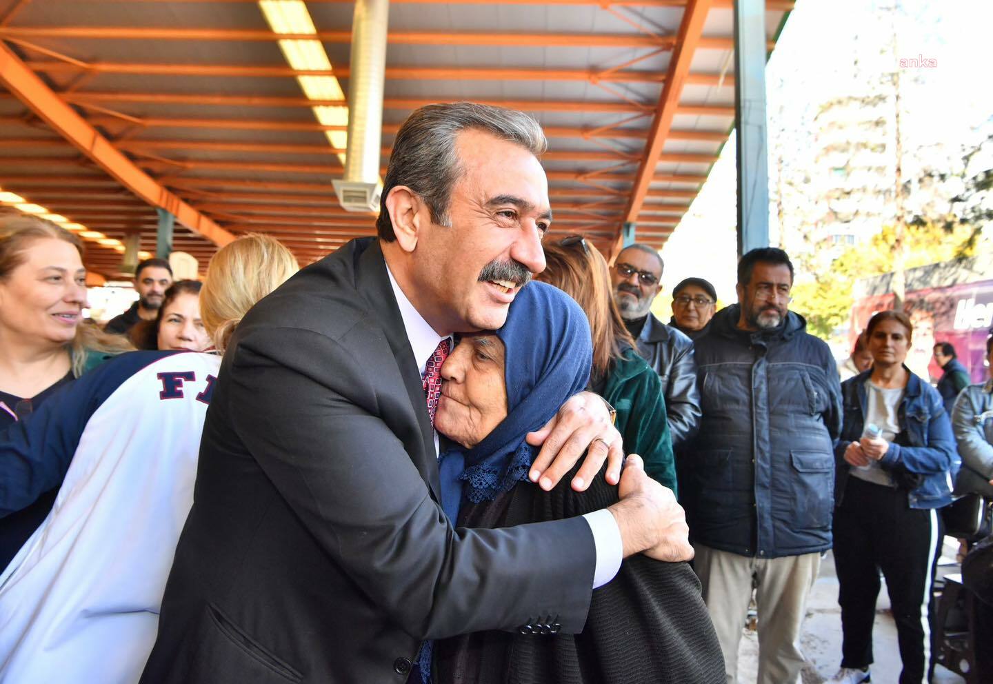 ÇUKUROVA BELEDİYE BAŞKANI ÇETİN, KADIN ÜRÜNLERİ PAZARI'NI ZİYARET ETTİ
