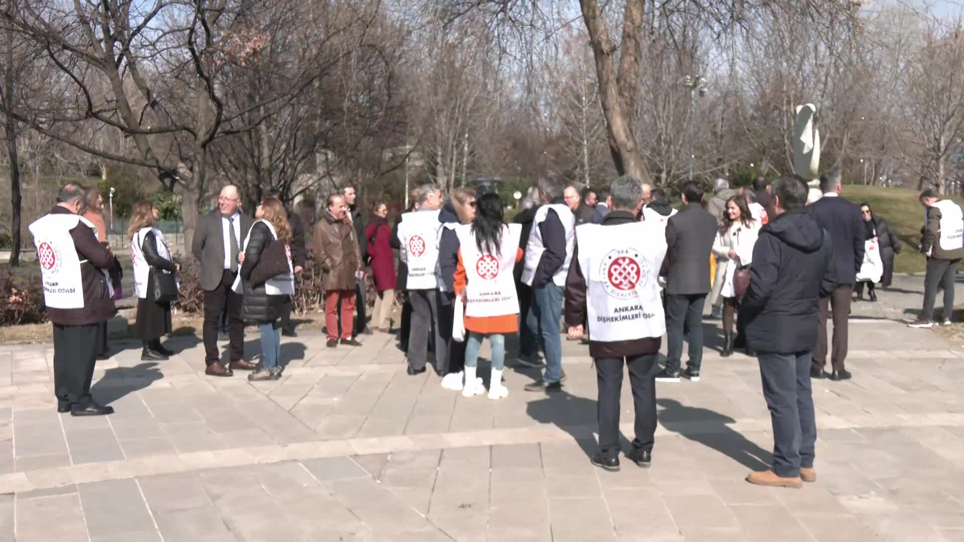 DİŞ HEKİMLERİ, MECLİS ÖNÜNDE BASIN AÇIKLAMASI YAPTI: “TAŞERON ÇALIŞMA BİÇİMİ ENGELLENMELİ, KAMUDA DİŞ HEKİMİ İSTİHDAMI ARTTIRILMALIDIR"