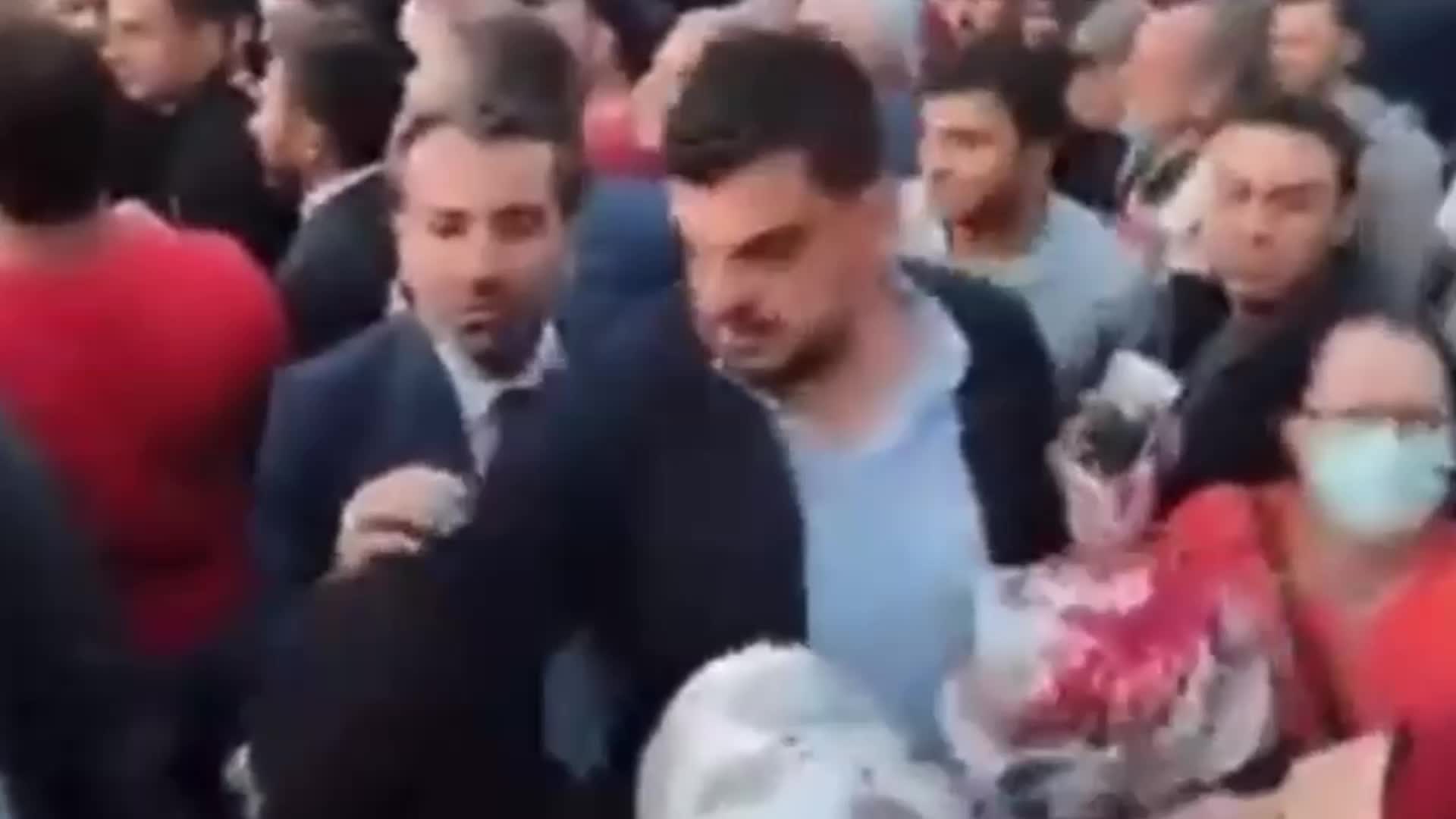 ELAZIĞ'DA DEPREMZEDENİN TEPKİSİNİ GÖRÜNTÜLEYEN GAZETECİYİ DARP EDEN KORUMA POLİSİNİN SANIK OLARAK DOSYAYA EKLENMESİNİ MAHKEME REDDETTİ