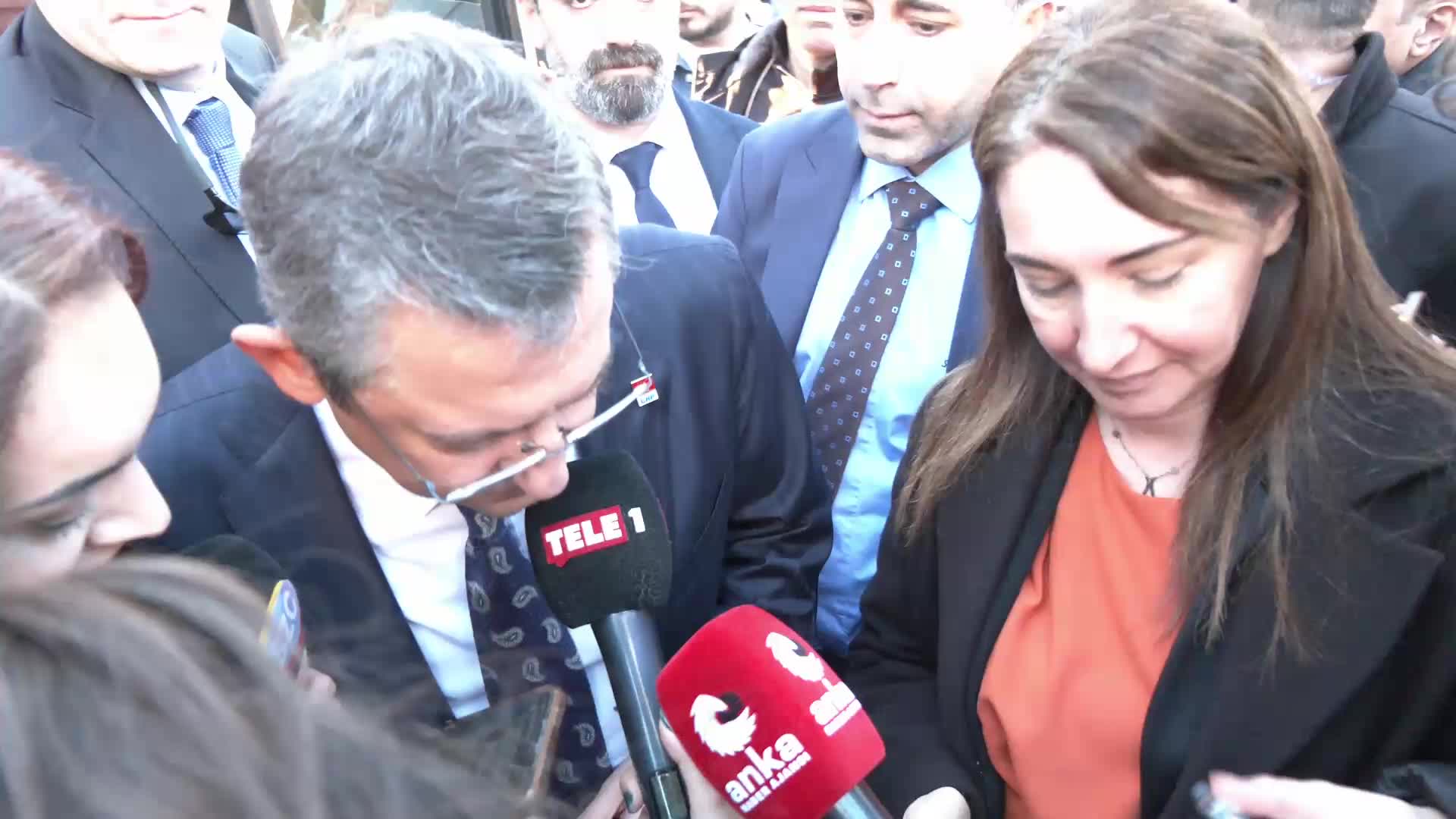 ÖZGÜR ÖZEL’DEN ZEKERİYA YAPICIOĞLU’NA: “AYETİ HATIRLATINCA AĞIRLARINA GİDİYOR. NASIL BÜYÜK ÇÜRÜMÜŞLÜĞÜN İÇİNDELERSE BİZİM BUNLARI İFADE ETMEMİZDEN BİLE RAHATSIZ OLUYORLAR”