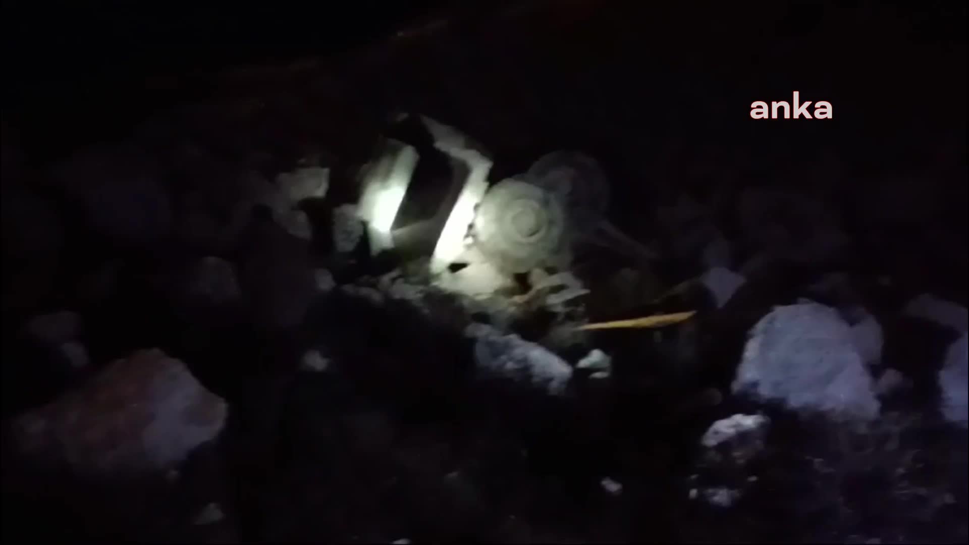 BURDUR’DA MERMER OCAĞINDA KAMYON UÇURUMA DEVRİLDİ, 1 İŞÇİ AĞIR YARALANDI