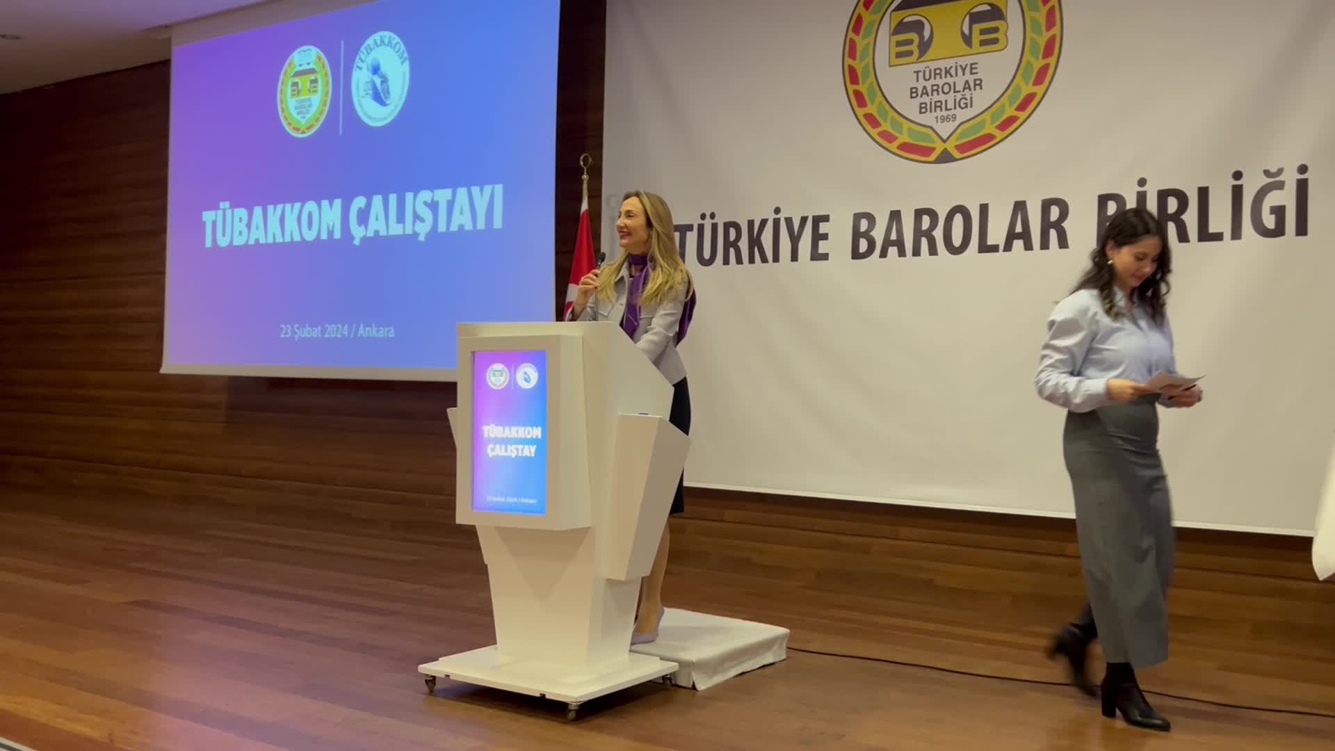 AYLİN NAZLIAKA: "İKTİDAR, BİZİM MEDENİ KANUNLA OLAN BÜTÜN KAZANIMLARIMIZI BİR TORBAYA KOYUP, ÇÖPE ATMAK İSTİYOR"