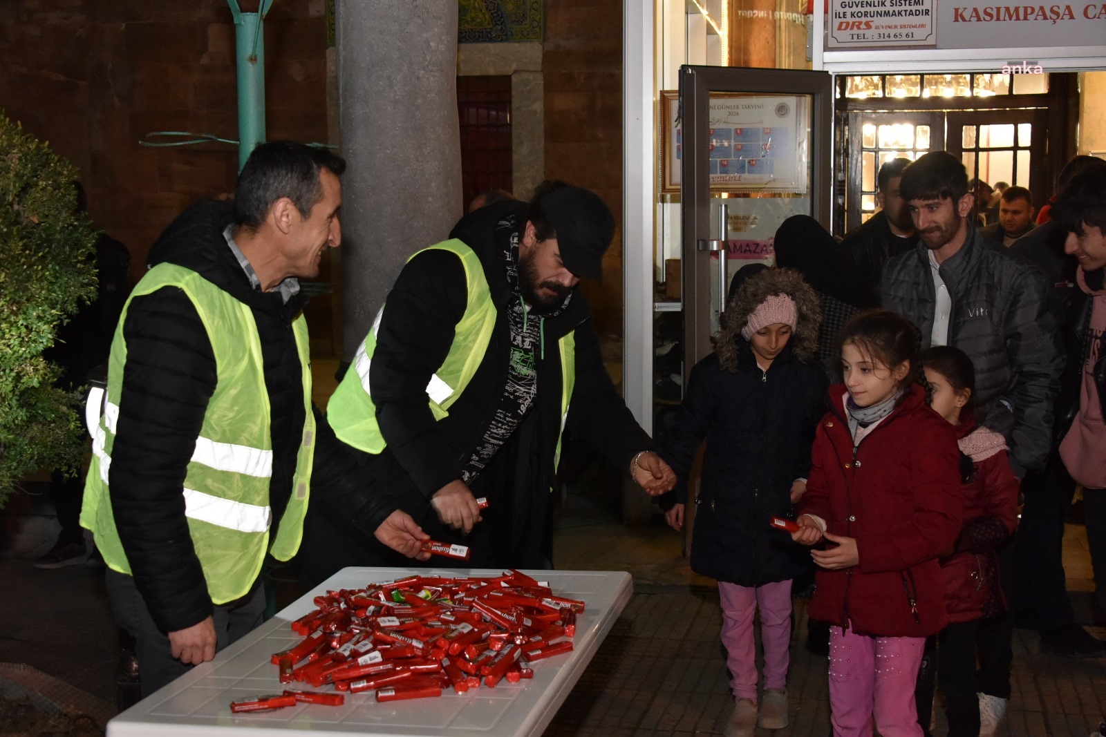 BOZÜYÜK BELEDİYESİ’NDEN BERAT KANDİLİ’NDE ŞEKER İKRAMI