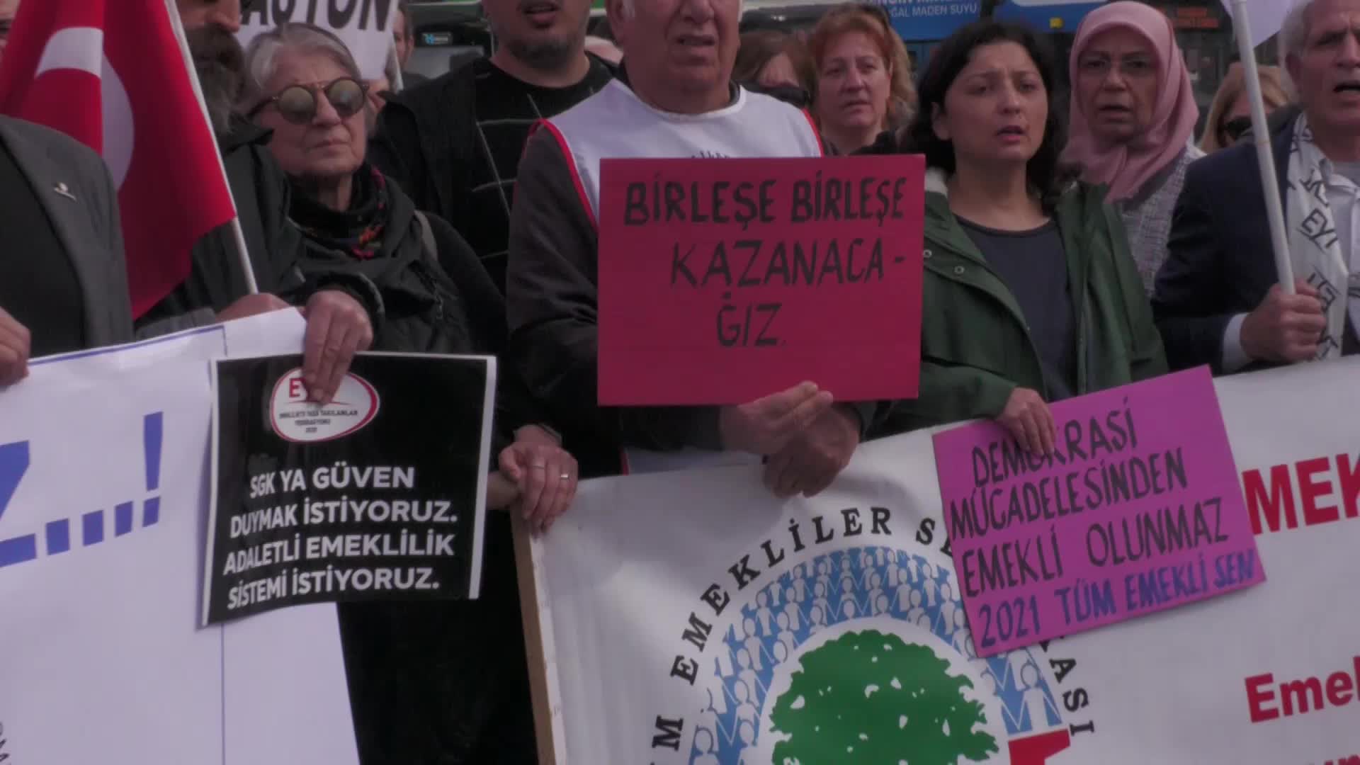 EMEKLİLER KADIKÖY'DEN HAYKIRDI: "HÜKUMET EMEKLİLERİ DİLENCİ GİBİ GÖRMEKTEN DERHAL VAZGEÇMELİDİR"