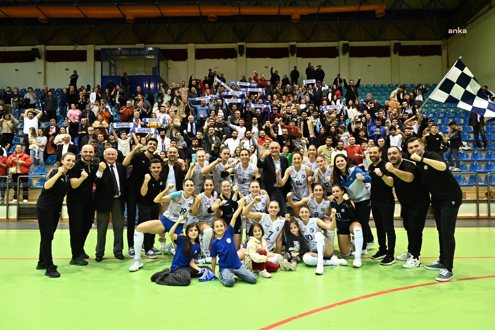 BOZÜYÜK BELEDİYESİ KADIN VOLEYBOL TAKIMI FİNALE ÇIKTI
