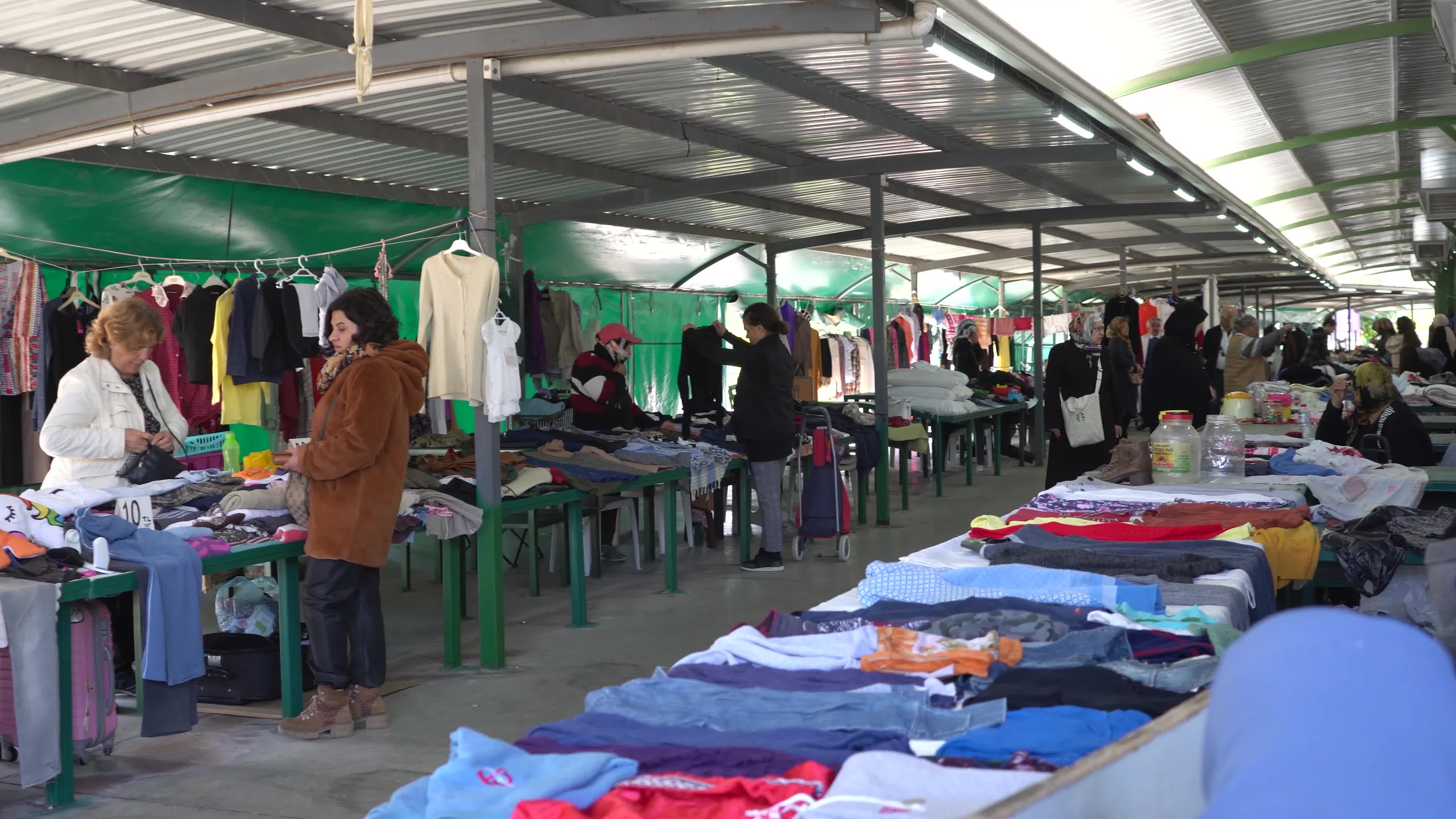 MEZİTLİ BELEDİYESİ’NDEN İLÇELİ KADINLARA DESTEK: 2. EL GİYİM VE EŞYA PAZARI AÇILDI