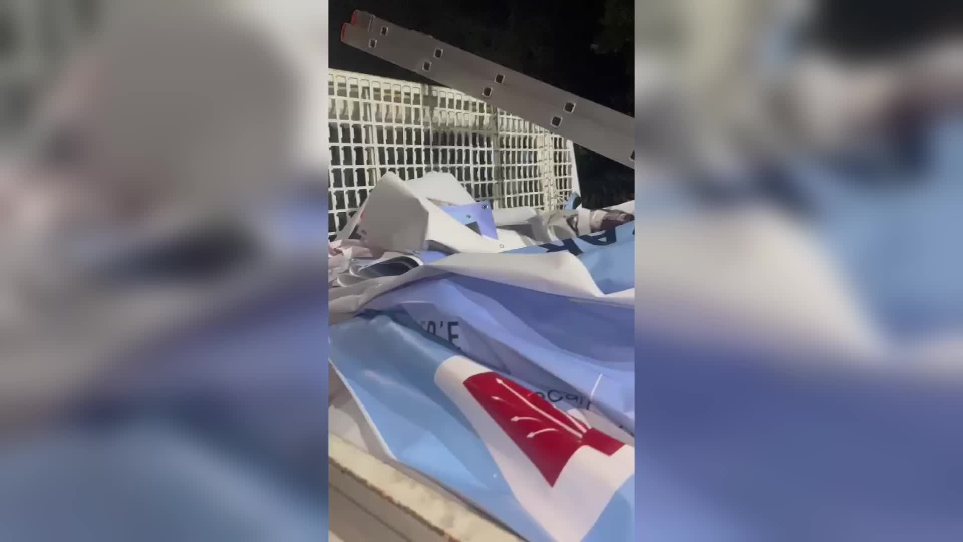 AKP'Lİ BAŞKANIN YÖNETTİĞİ BAHÇELİEVLER BELEDİYESİ, CHP'Lİ BAŞKAN ADAYININ AFİŞLERİNİ TOPLADI