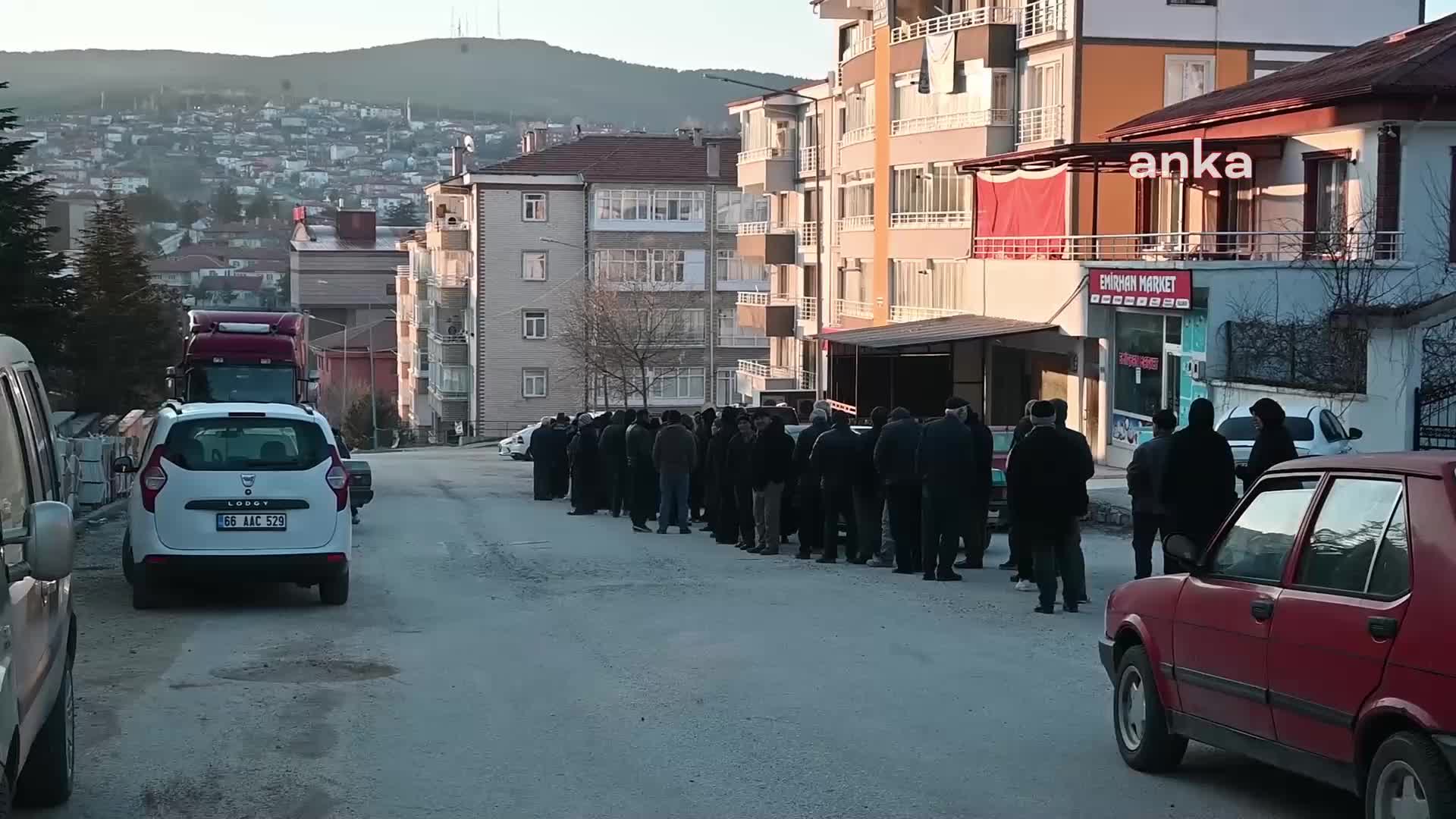 YOZGAT'TA ET VE SÜT KURUMU SATIŞ MAĞAZASI ÖNÜNDE UCUZ ET KUYRUĞU RAMAZAN ÖNCESİNDE DAHA DA UZADI