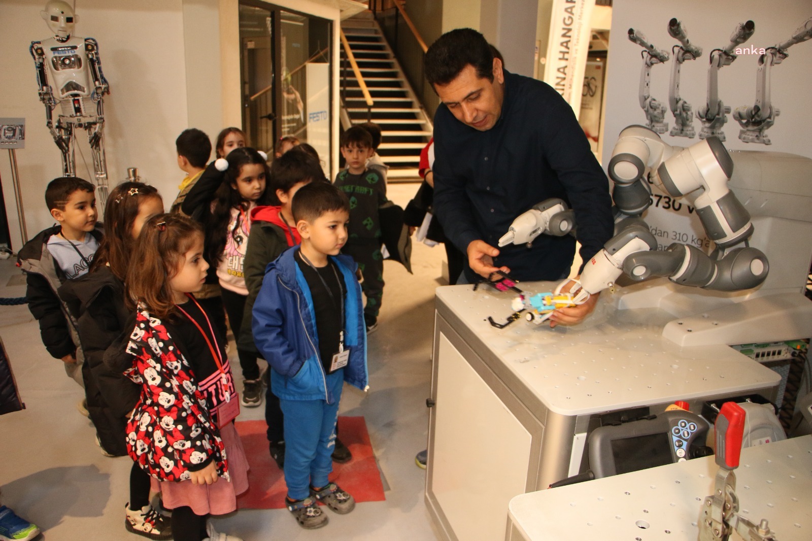 KARTAL'DA KREŞLİ MİNİKLER MAKİNA HANGAR’DA KENDİ ROBOTLARINI TASARLADI