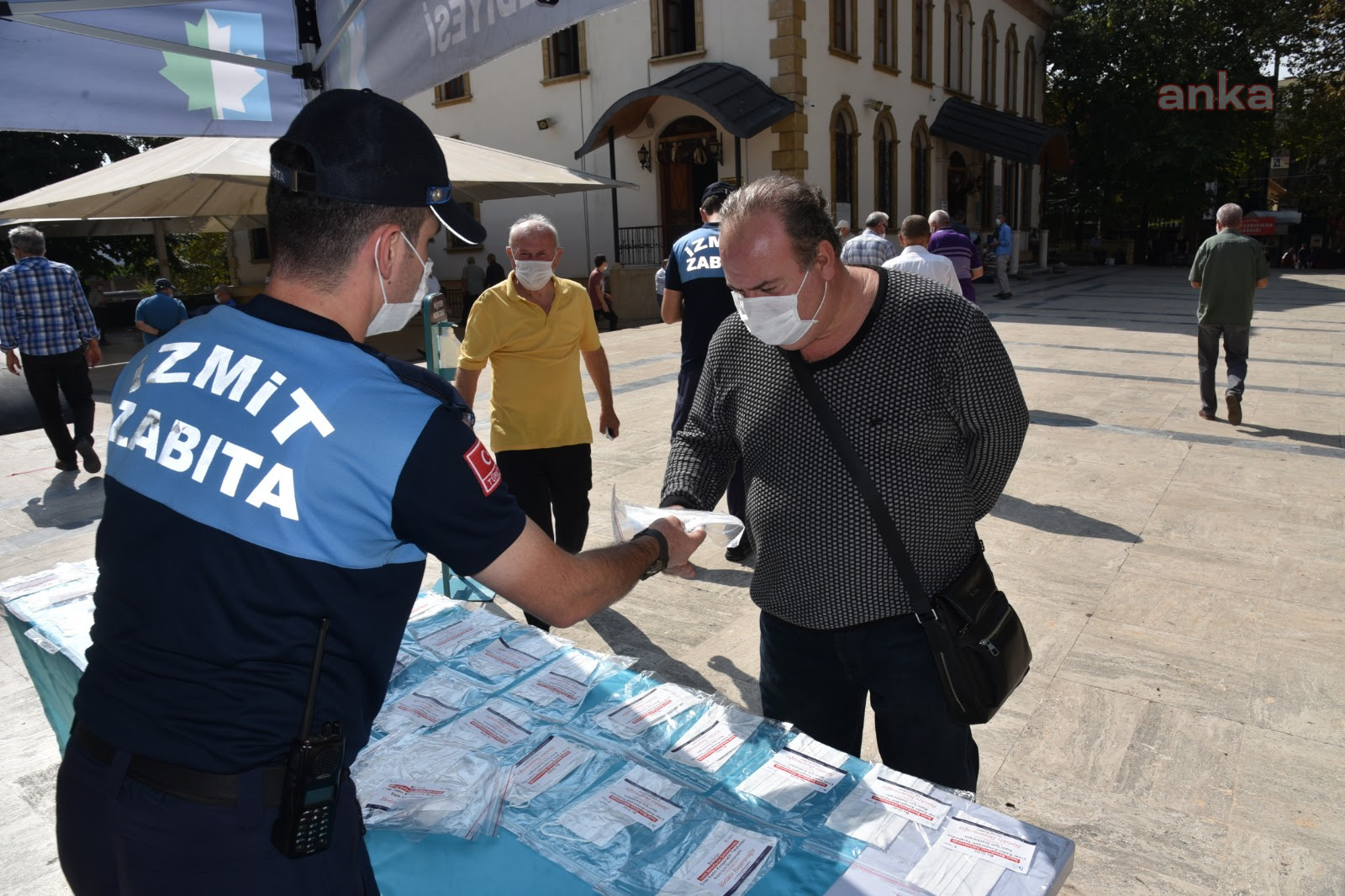 İZMİT BELEDİYESİ'NDEN CUMA NAMAZI ÖNCESİ ÜCRETSİZ MASKE DAĞITIMI