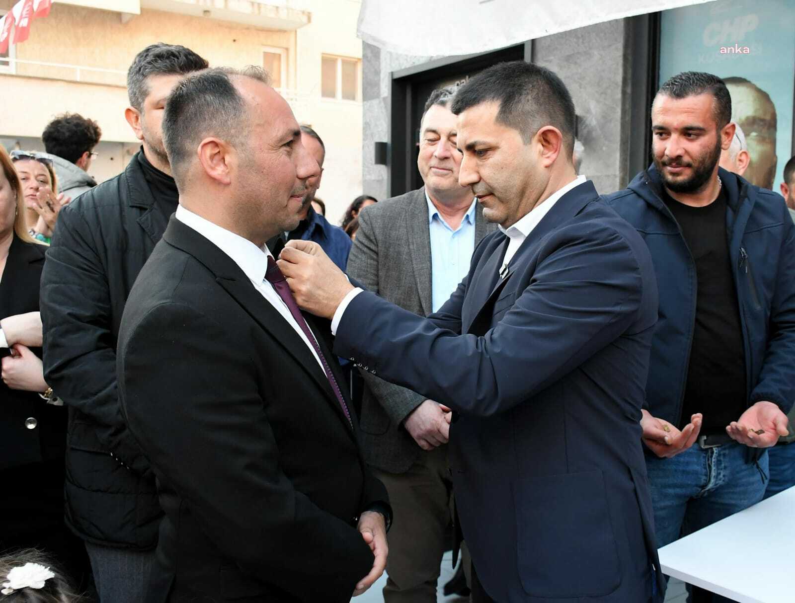 KUŞADASI'NDA CHP’YE KATILAN İYİ PARTİ’LİLERE ROZETLERİ TAKILDI... BELEDİYE BAŞKANI GÜNEL: “KAPIMIZ DA YÜREĞİMİZ DE HERKESE SONUNA KADAR AÇIK”