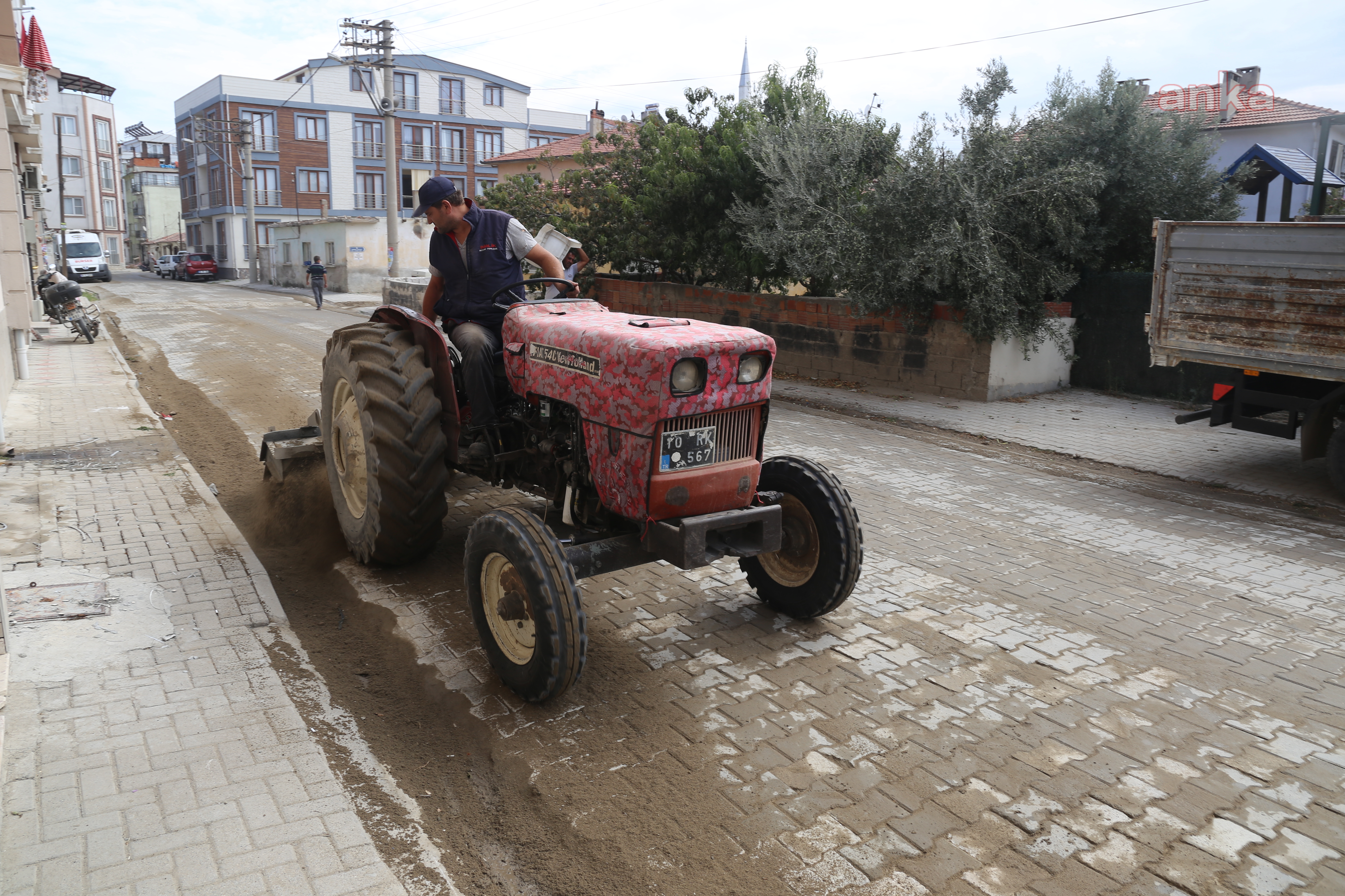 BURHANİYE BELEDİYESİ, KUM TEMİZLEME SÜPÜRGESİ İMAL ETTİ