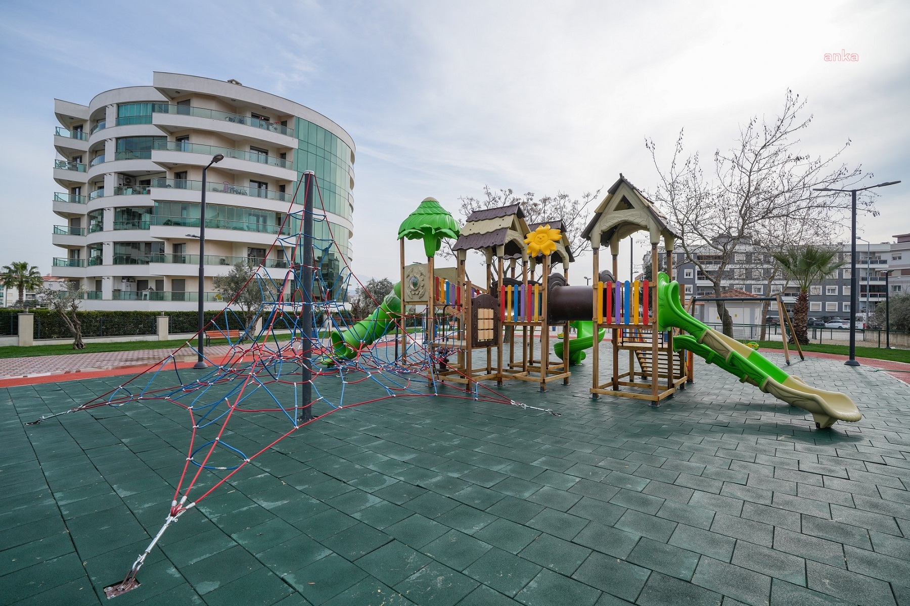 GAZİEMİR BELEDİYESİ, YENİLEME ÇALIŞMALARINI TAMAMLADIĞI ARDIÇLI PARKI'NI HİZMETE AÇTI