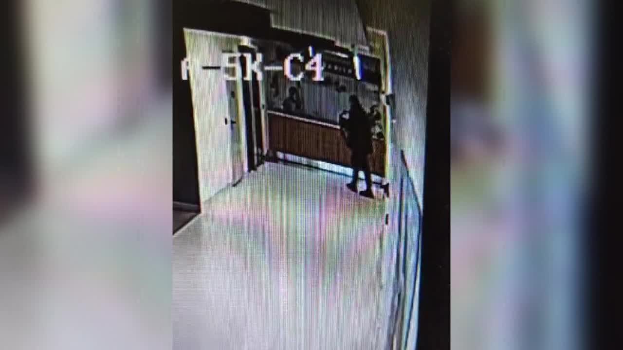 HASTANE KAPISINI TEKMELEDİ, TUTUKLANDI