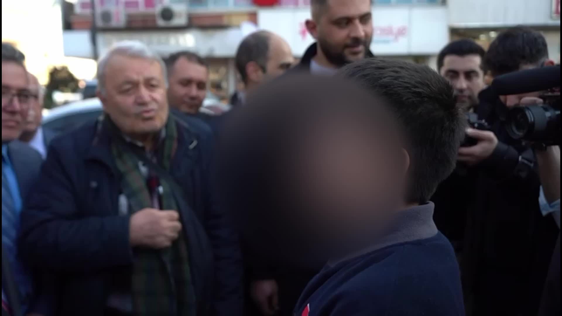 BABACAN’A DERT YANAN 7. SINIF ÖĞRENCİSİ: “BİZ DUVARLARI, ARABAYI MI YİYECEĞİZ? BEN BU YAŞIMDA BÖYLE BİR İKTİDAR YÜZÜNDEN ÇALIŞMAK ZORUNDA MIYIM?”