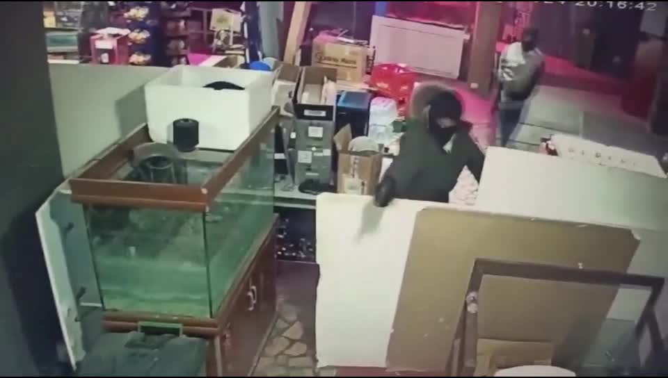 POLİS KATİLİ ÇETENİN SİLAHLARI TERK EDİLMİŞ ARAÇTA BULUNDU