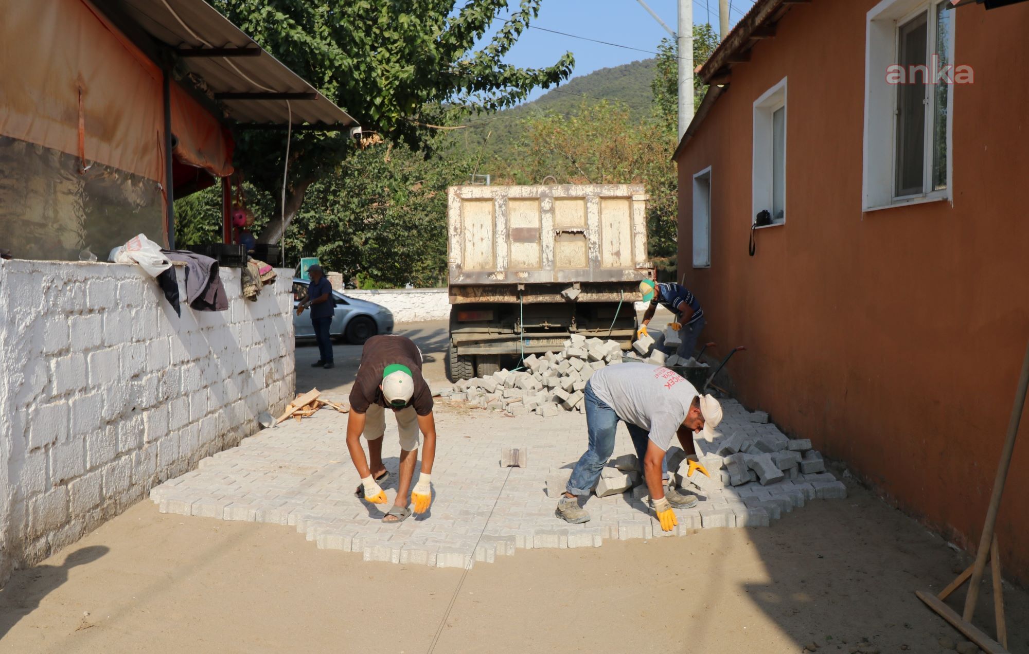TURGUTLU BELEDİYESİ EKİPLERİNDEN AVŞAR VE ÇIKRIKÇI'DA ÇALIŞMA