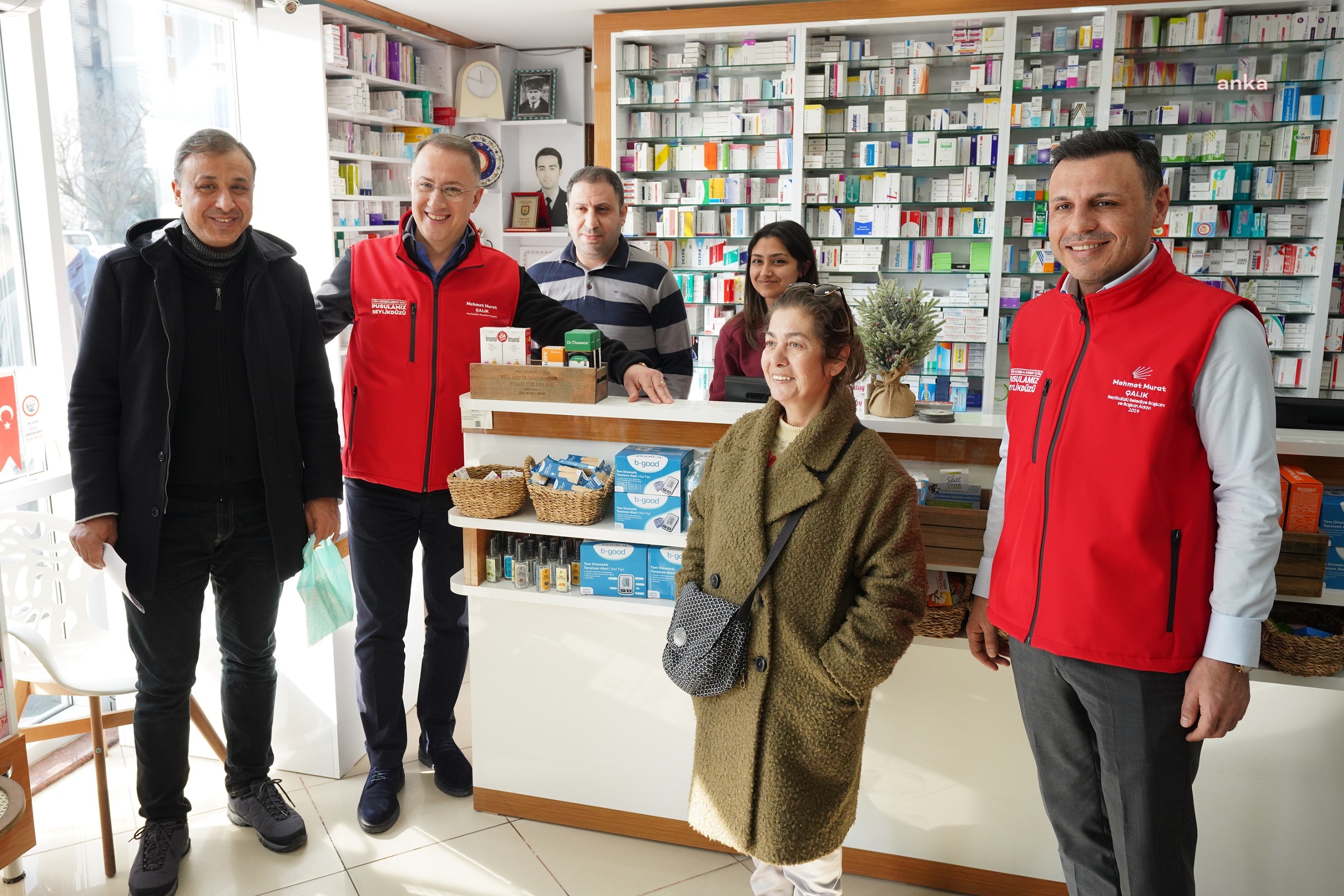 BEYLİKDÜZÜ BELEDİYE BAŞKANI ÇALIK, CEKETİ ÇIKARIP YELEĞİ GİYDİ, SAHAYA İNDİ