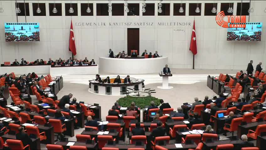 SEZGİN TANRIKULU 8. YARGI PAKETİNDEKİ 'ÖRGÜT ADINA SUÇ İŞLEME' DÜZENLEMESİNİ ELEŞTİRDİ: "BÖYLE BİR YASA MADDESİ OLMAZ, BUNUN ADI TÜRKÇE'DE DÜŞMAN CEZA HUKUKU"
