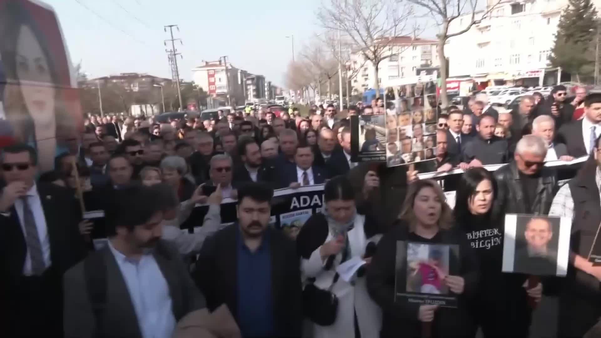 ÇORLU TREN KAZASI DAVASININ ERTELENMESİNE AVUKATLAR VE AİLELERDEN TEPKİ: "BU İNSANLARIN ADALET ARAYIŞI BİR HAKİMİN MAZERET İZNİNE FEDA EDİLEMEZ"