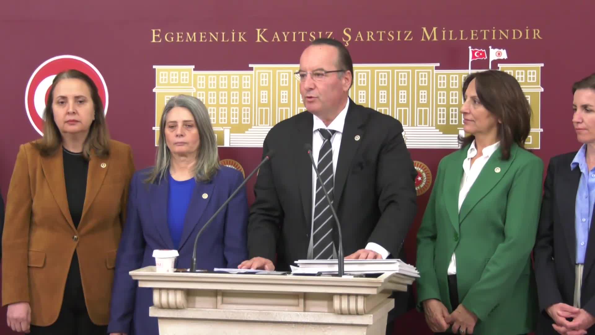 CEVDET AKAY, ZİRAAT BANKASI YÖNETİM KURULU ÜYELERİNİN KENDİ ŞİRKETLERİNE BANKADAN 10 MİLYON TL KREDİ KULLANDIRDIĞINI İDDİA ETTİ: "BANKALAR KANUNU'NA AYKIRI, HAKSIZ KAZANÇ, USULSÜZLÜK, YOLSUZLUK, HER ŞEY VAR"