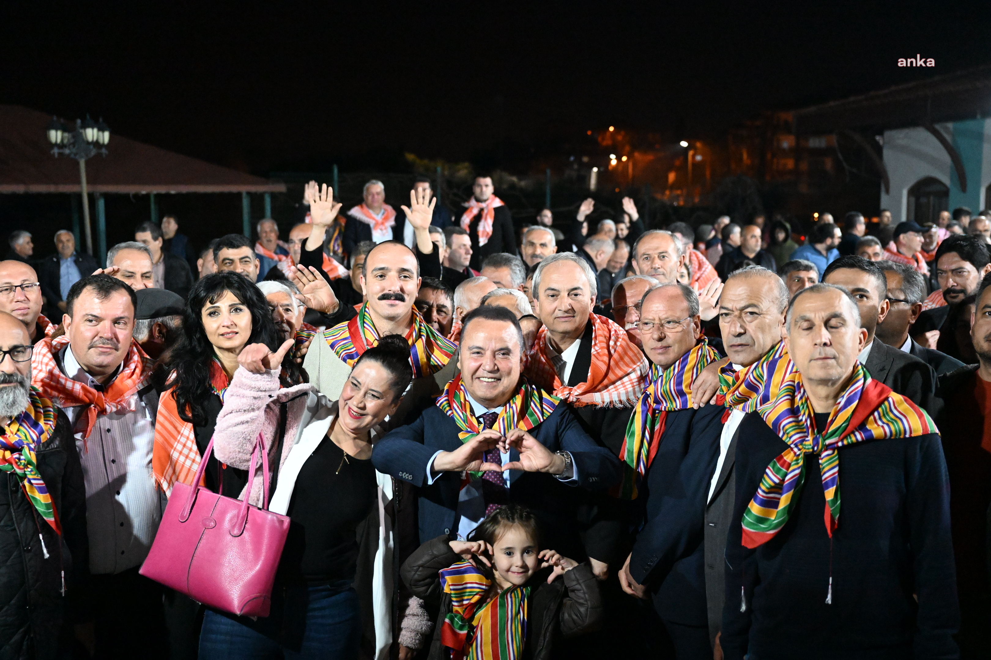 MUHİTTİN BÖCEK: “TÜRKİYE’DEKİ 30 BÜYÜKŞEHİR BELEDİYESİ ARASINDA YERELDEN KALKINMA KONUSUNDA BİRİNCİYİZ”