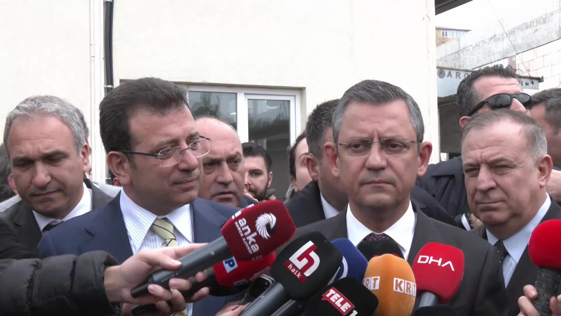 ÖZGÜR ÖZEL, İMAMOĞLU İLE BİRLİKTE SORULARI YANITLADI: “ERDOĞAN, HER ADIMIYLA ‘BU MURAT KURUM’DAN OLMAYACAĞINI ANLADIM. MECBUREN BU KAMPANYAYI BENİM YÜRÜTMEM LAZIM’ DİYOR”