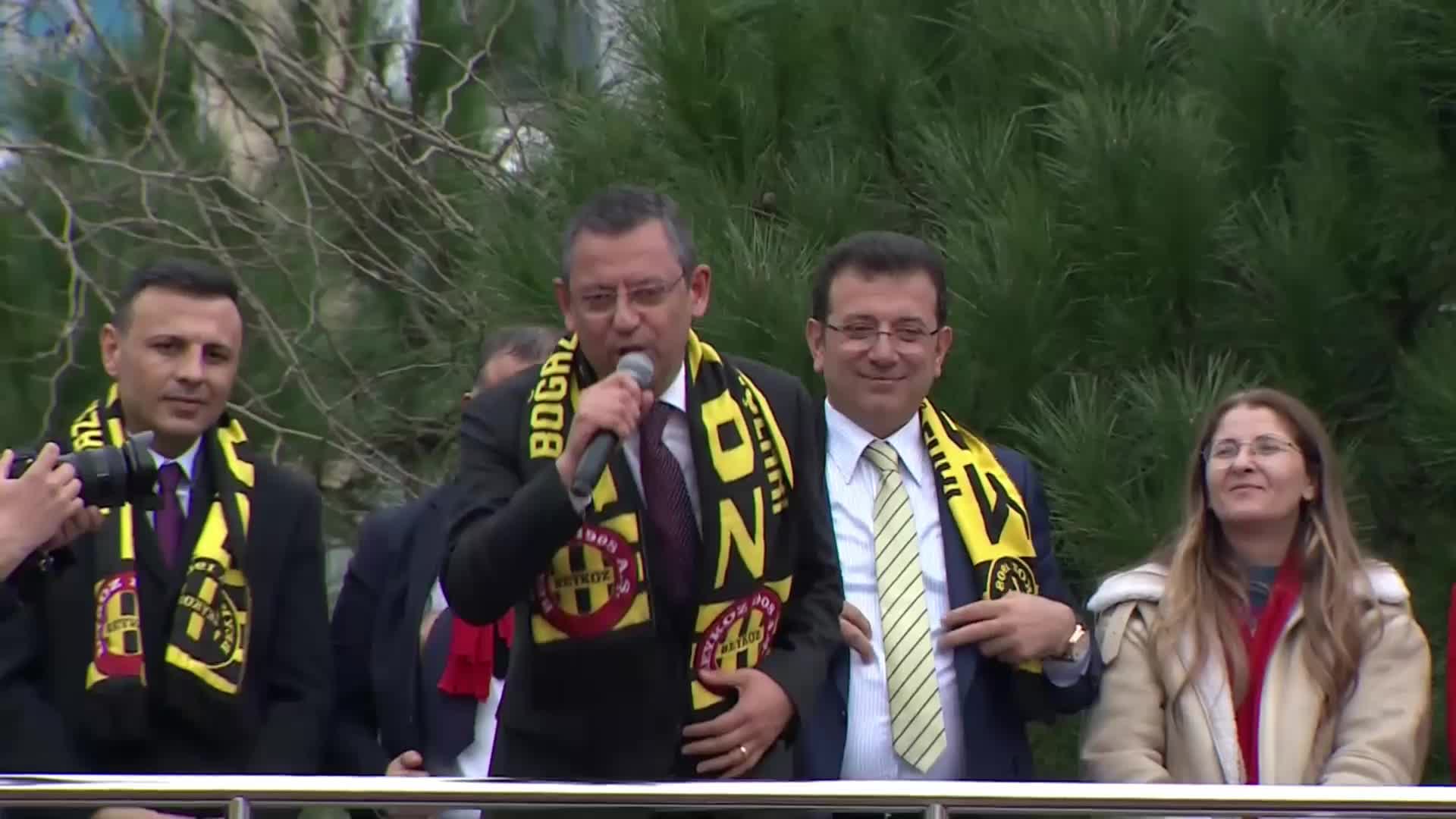 ÖZGÜR ÖZEL, İSTANBUL’DA: “‘94 RUHUYLA’ DİYORLAR. O GELDİĞİNDE 4 GÖKDELEN VARDI, GİDERKEN TAM 247 VARDI. 243 HANÇER SAPLAYANIN İSTANBUL’A VERECEĞİ HİÇBİR ŞEYİ YOKTUR”