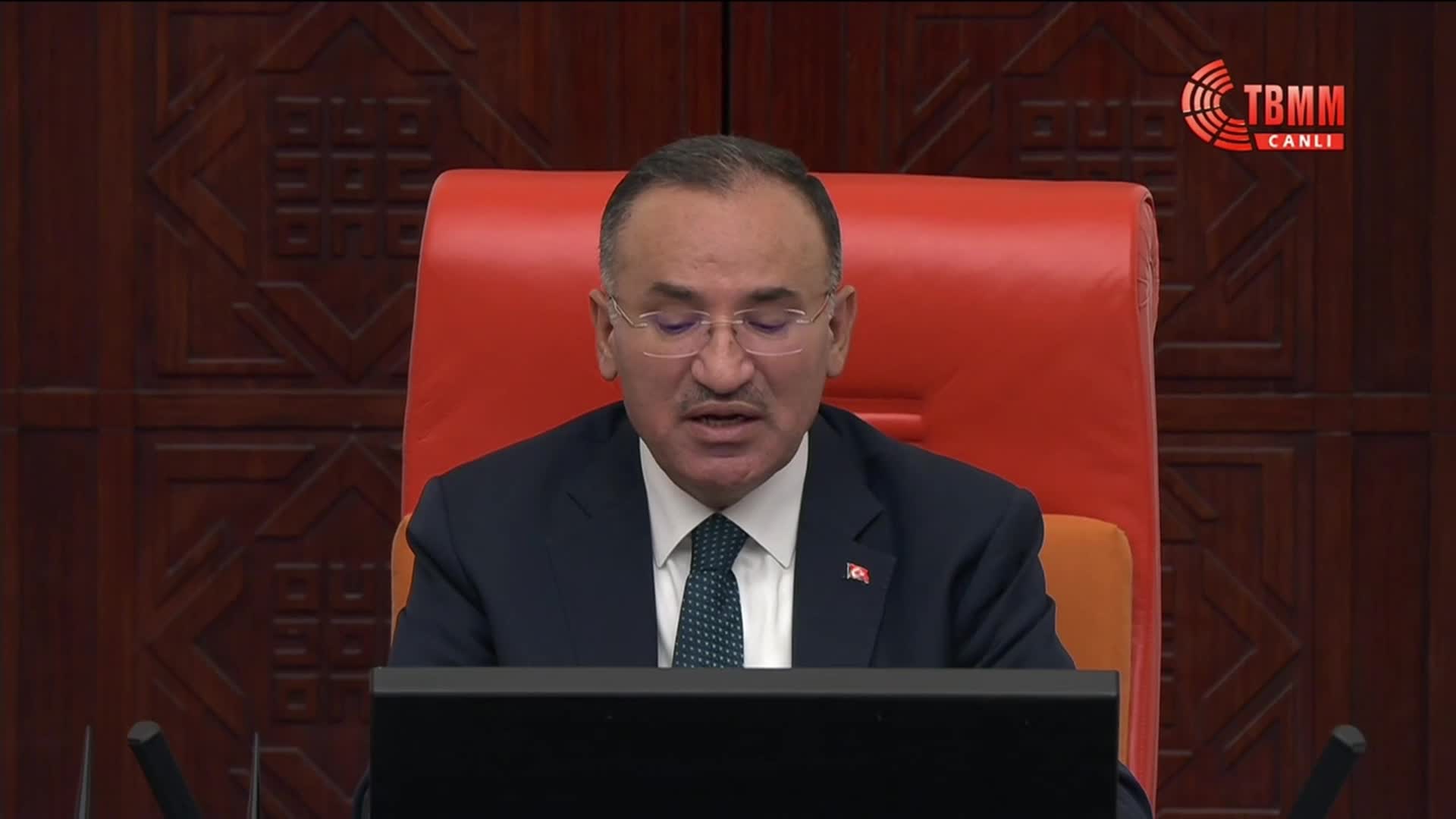 EMEKLİLERE 3 BİN TL'LİK BAYRAM İKRAMİYELERİNİ DE DÜZENLEYEN 8. YARGI PAKETİ, TBMM GENEL KURULU'NDA KABUL EDİLEREK YASALAŞTI