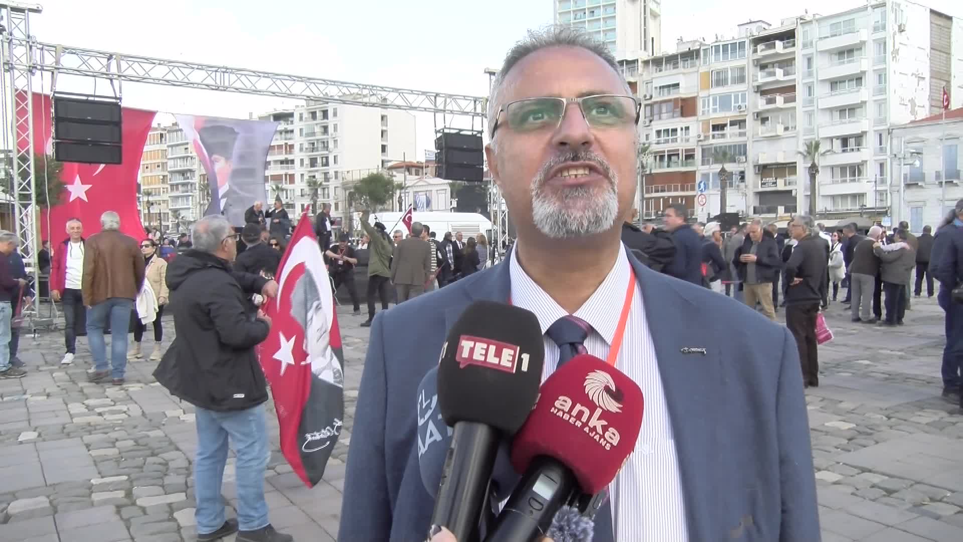 EMEKLİ ASTSUBAYLAR 'ÖZLÜK HAKLARI' İÇİN İZMİR GÜNDOĞDU MEYDANI'NDA BİR ARAYA GELDİ