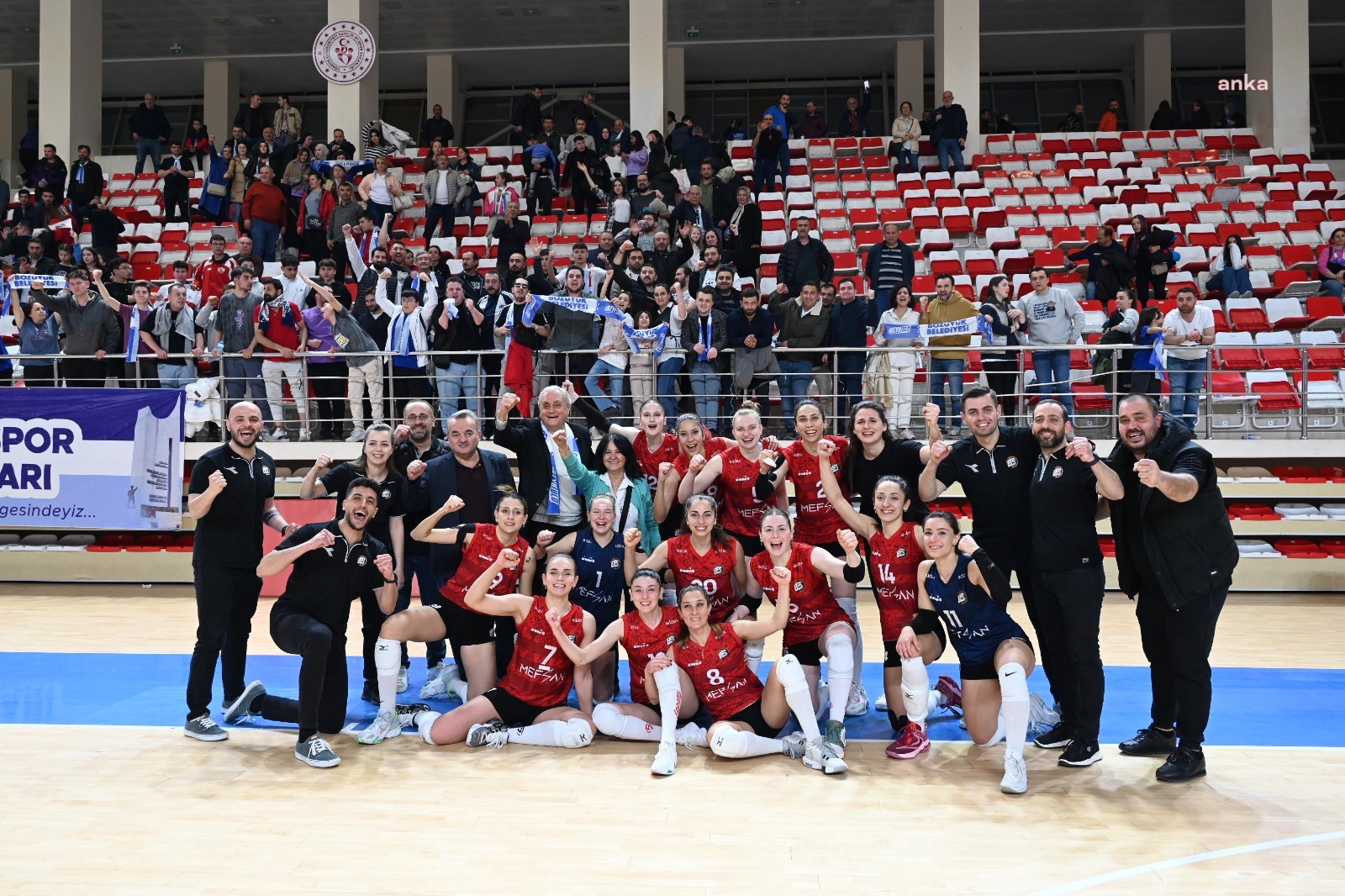BOZÜYÜK BELEDİYESİ KADIN VOLEYBOL TAKIMI, 1. LİG’İ GARANTİLEDİ