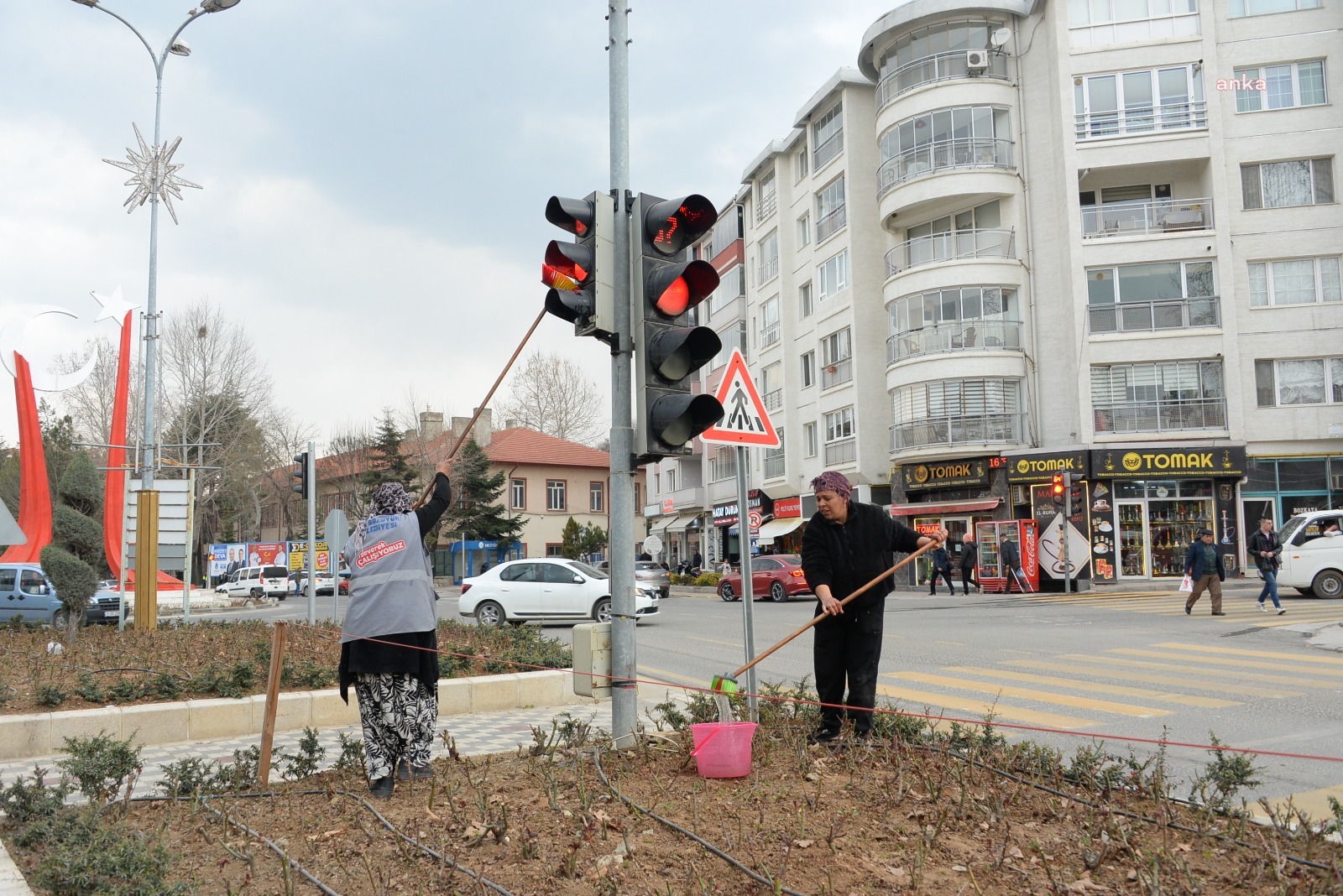 BOZÜYÜK BELEDİYESİ, İLÇEDEKİ SİNYALİZASYON SİSTEMLERİNİ TEMİZLİYOR