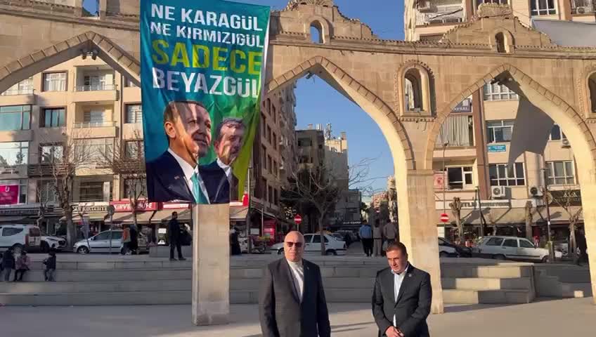 MAHMUT TANAL’DAN AKP’Lİ BAŞKAN BEYAZGÜL’E AFİŞ TEPKİSİ: “SLOGAN ÜRETEMEYEN BECERİKSİZ YÖNETİCİLER HALFETİ İLÇEMİZİ YOK SAYMIŞTIR. BEYAZGÜL, ŞANLIURFALILARDAN ÖZÜR DİLEYİN”