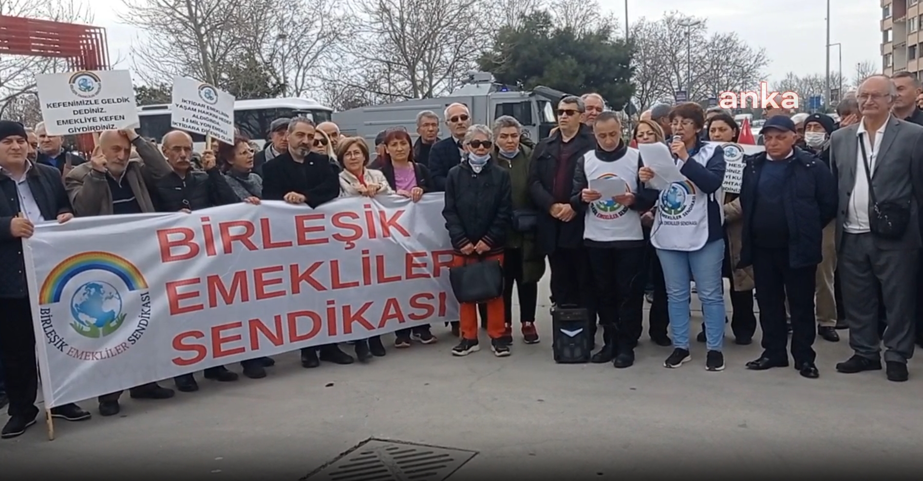 EMEKLİLERİN EYLEM YAPTIĞI MEYDANDA AKP SEÇİM ÇALIŞMALARI KAPSAMINDA BALIK EKMEK DAĞITTI, UZUN KUYRUK OLUŞTU