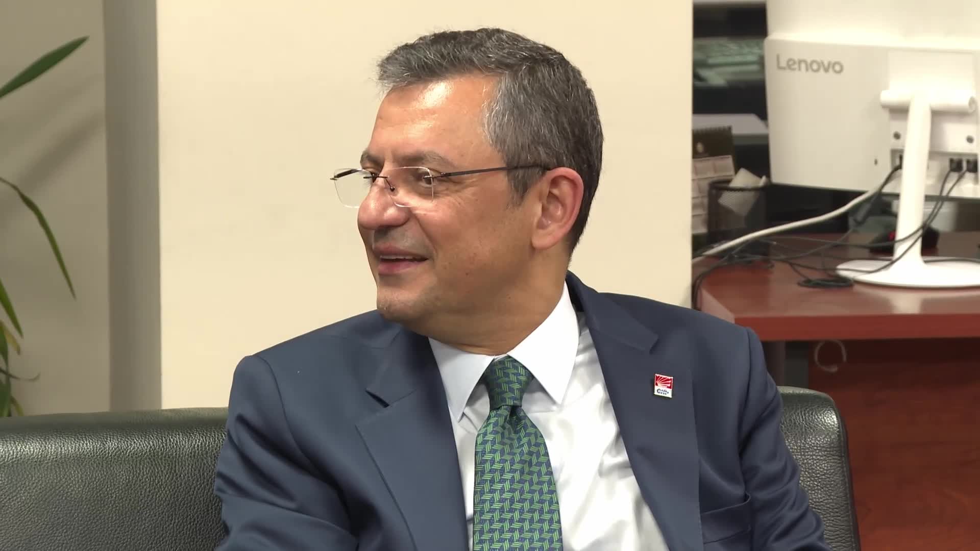 ÖZGÜR ÖZEL, TEKİRDAĞ TİCARET VE SANAYİ ODASI’NI ZİYARET ETTİ: “BU YAPILARIN, DEVLET-PARTİ AYRIMINI HATIRLATACAK BİR ÇİZGİDE DURUYOR OLMALARINI SON DERECE ÖNEMSİYORUM”