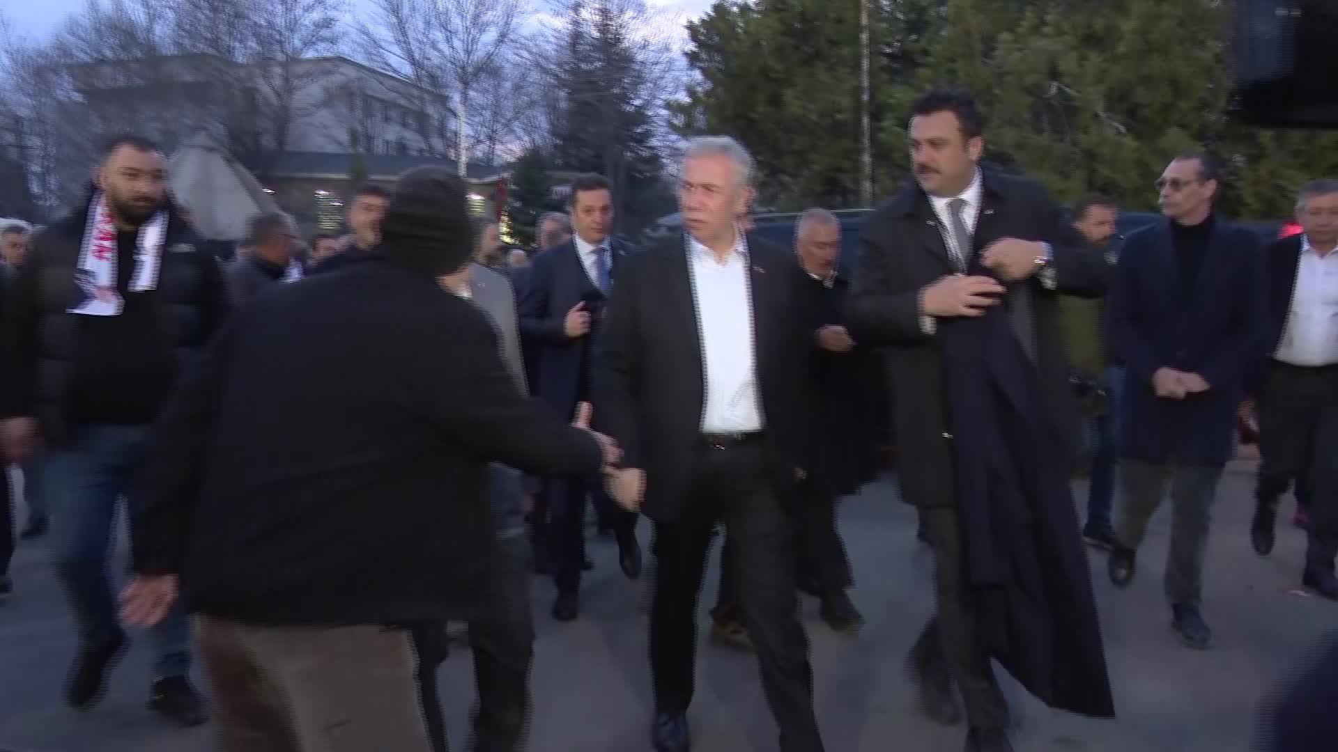 MANSUR YAVAŞ, TOPTANCI HALİ'NDE ESNAFLA BULUŞARAK PAZARCILARA 'HAYIRLI İŞLER' DİLEDİ