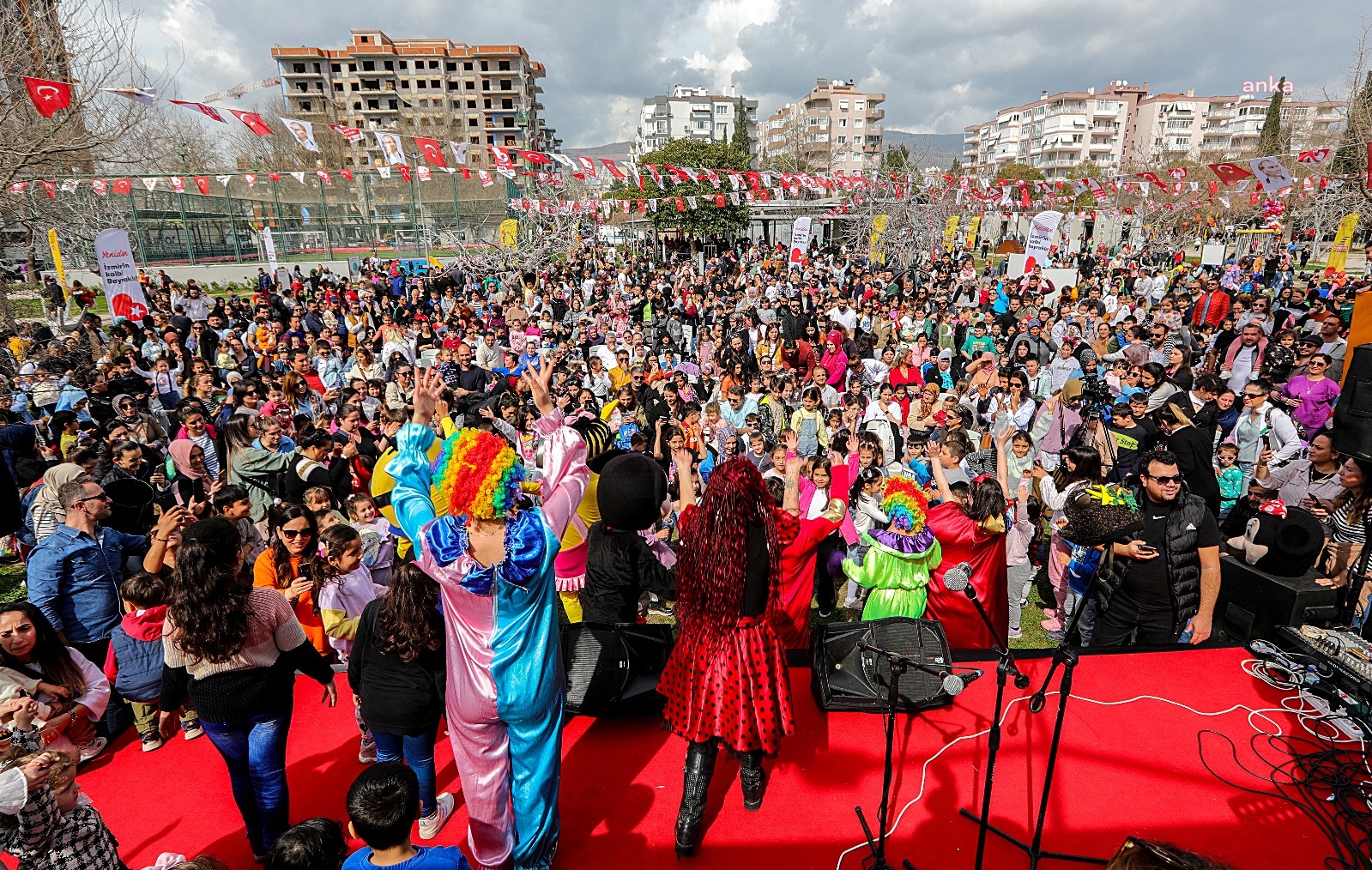BAYRAKLILI ÇOCUKLAR ŞENLİKTE BULUŞTU