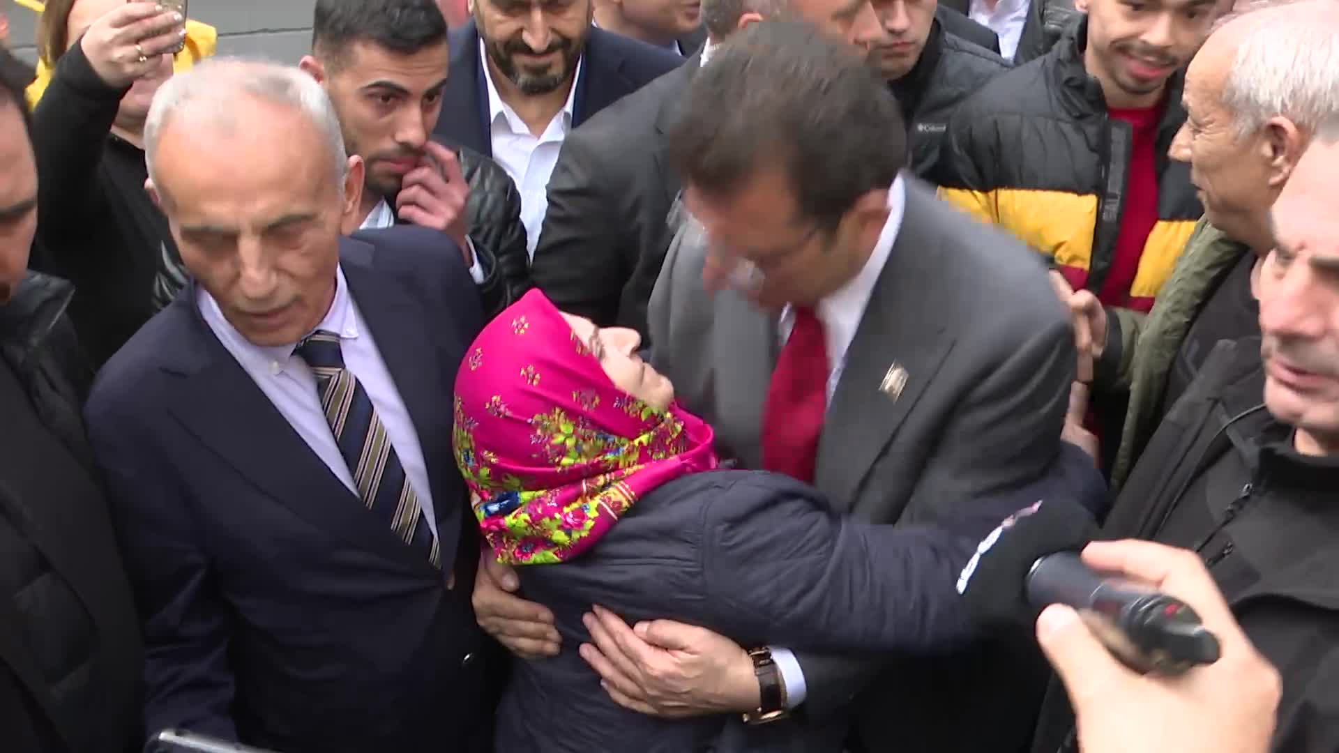 KANARYA PAZARINDA VATANDAŞTAN İMAMOĞLU’NA ÖVGÜ: "SENİN KADAR GÖĞSÜNÜ GERE GERE GEZEN YOK"