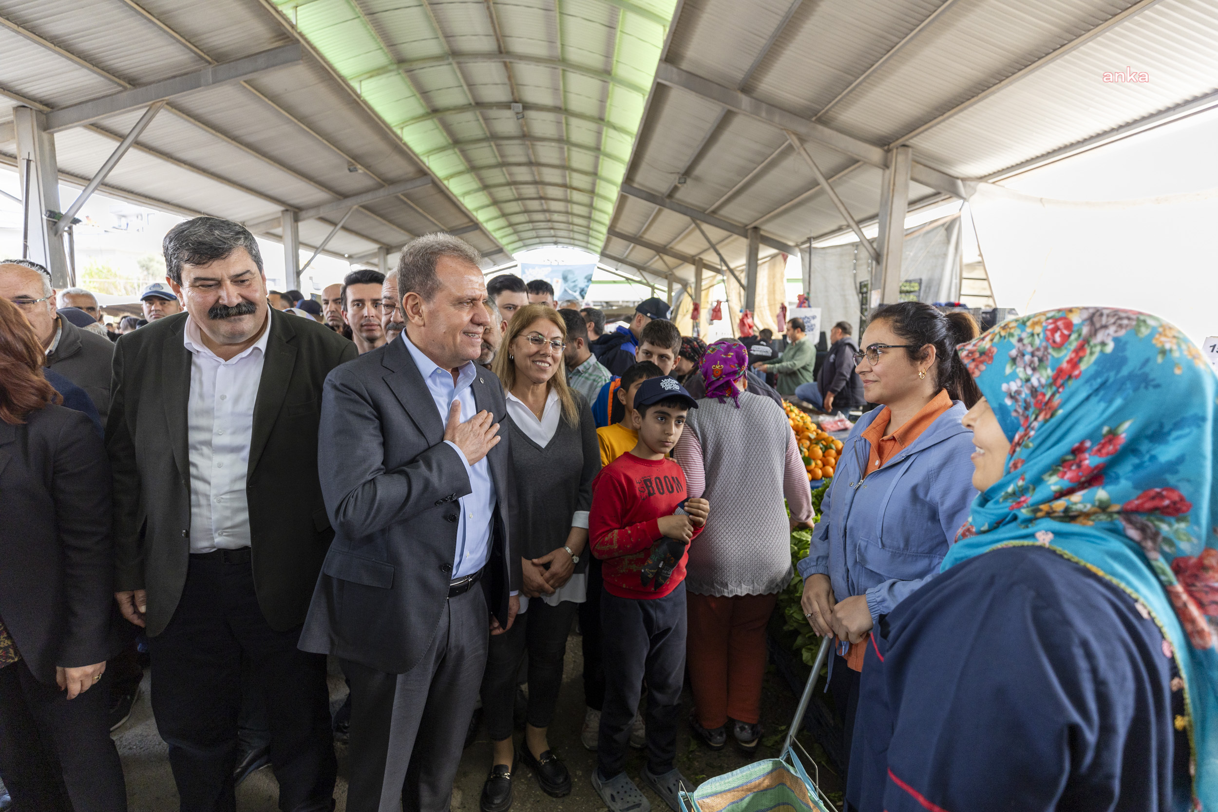 VAHAP SEÇER, PAZAR ZİYARETLERİNE TOROSLAR'DA DEVAM ETTİ