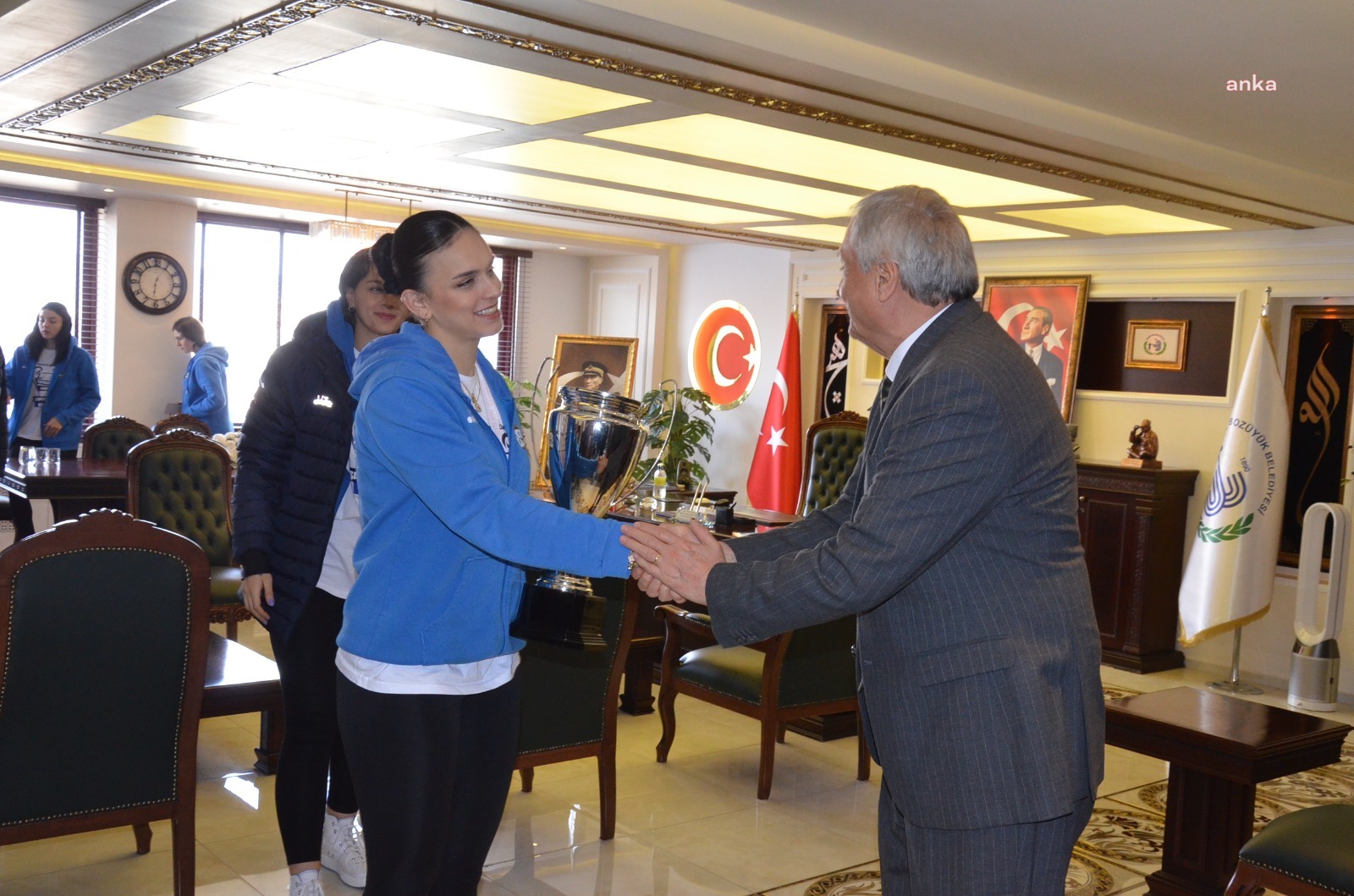 ŞAMPİYON VOLEYBOLCULAR KUPAYI, BOZÜYÜK BELEDİYE BAŞKANI BAKKALCIOĞLU'NA EMANET ETTİ